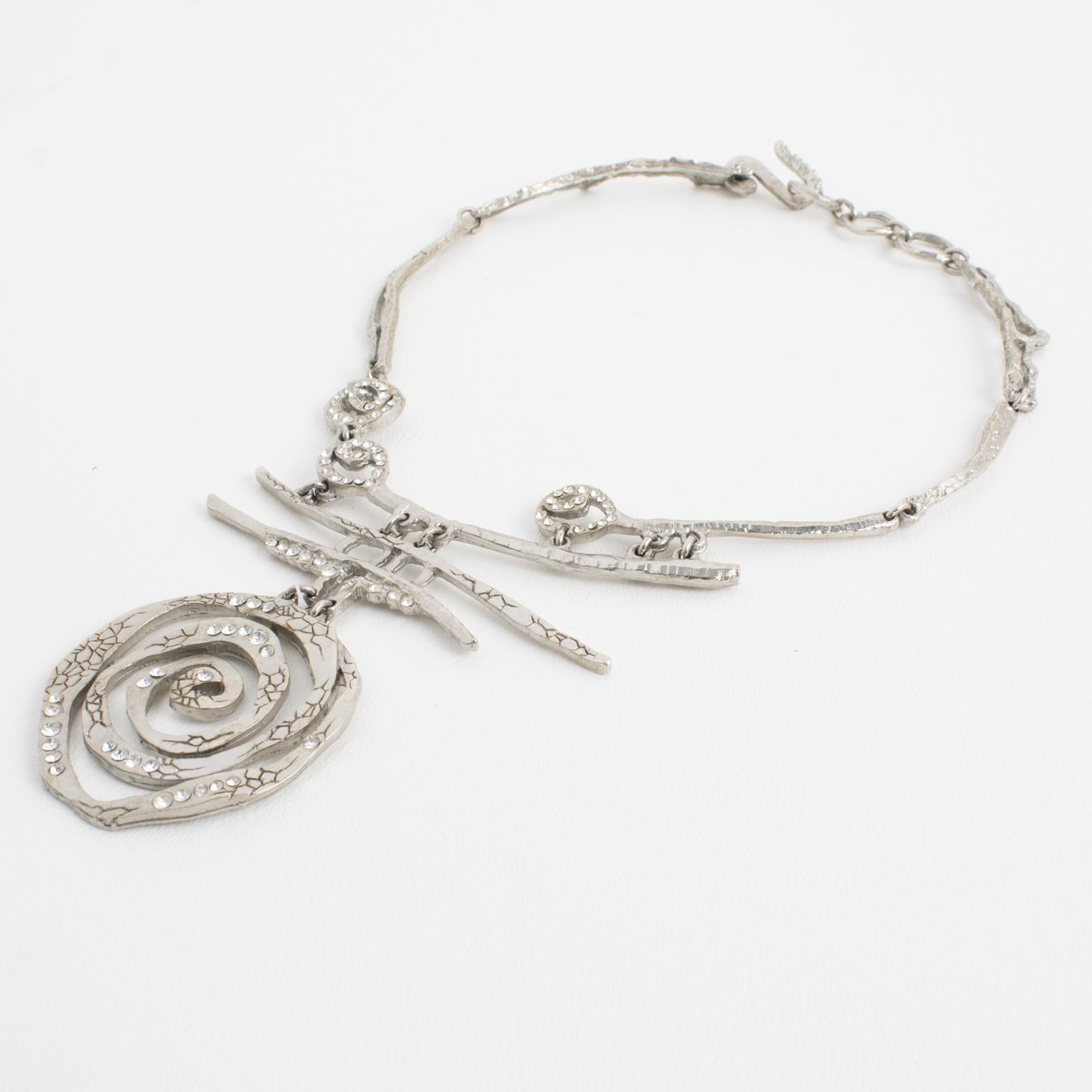 Christian Lacroix Paris Collier argenté avec médaillon brutaliste orné de bijoux Unisexe en vente