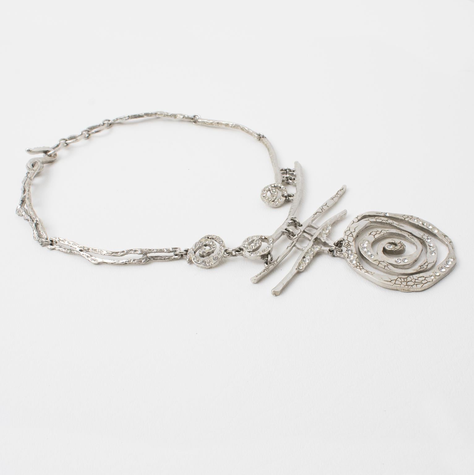 Christian Lacroix Paris Collier argenté avec médaillon brutaliste orné de bijoux en vente 1