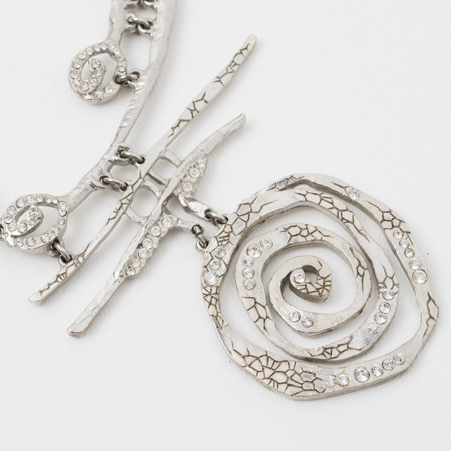 Christian Lacroix Paris Collier argenté avec médaillon brutaliste orné de bijoux en vente 4