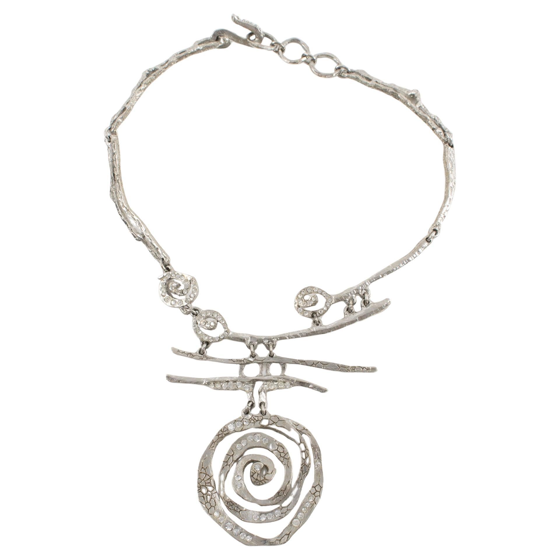 Christian Lacroix Paris Collier argenté avec médaillon brutaliste orné de bijoux en vente