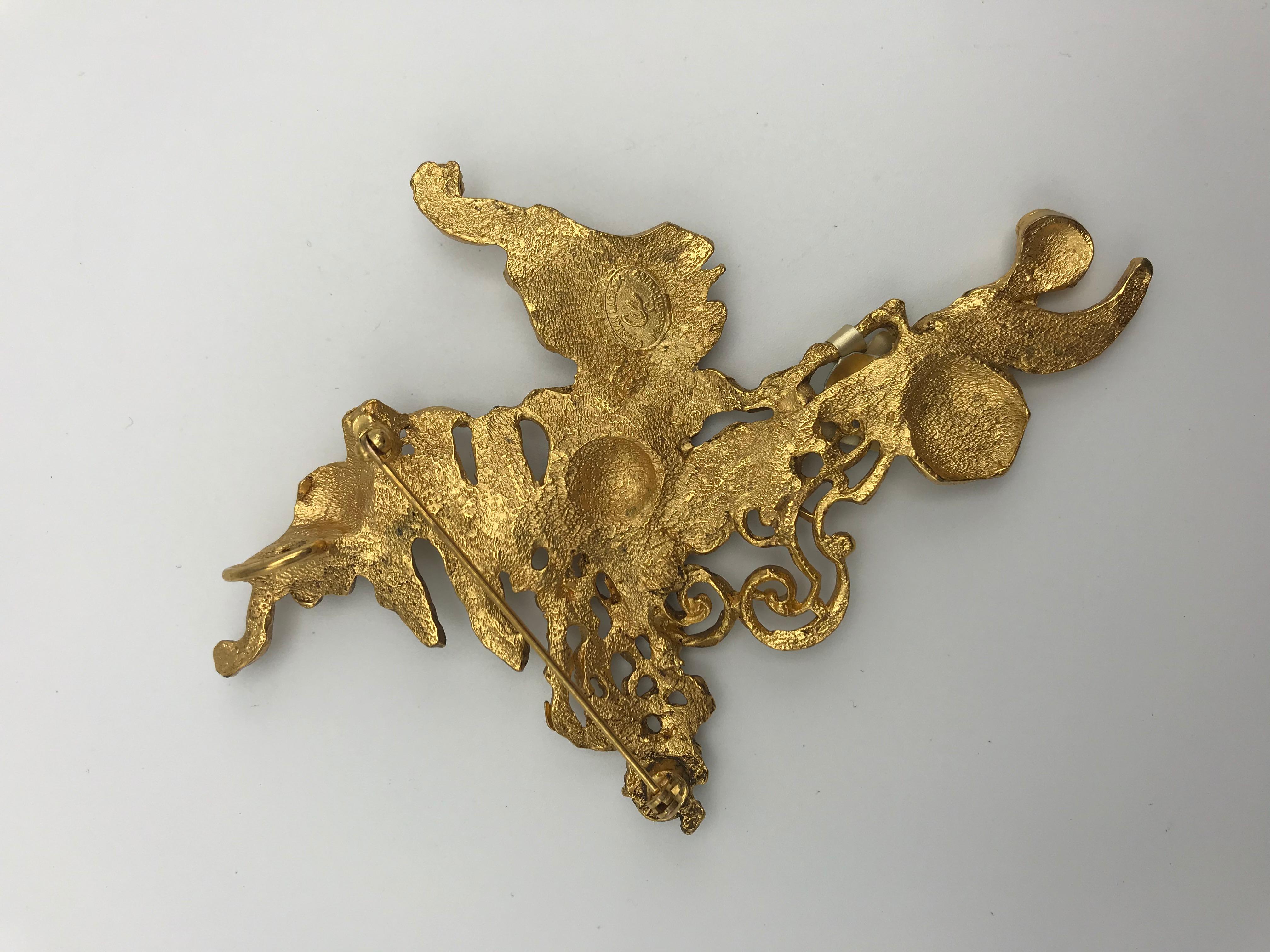 A very unusual and imaginative cross brooch and also to wear as a pendant by Christian Lacroix!
Designed and worked with so much imagination!
Measurement: Height 11 x 8 cm, gold plated and in very good condition.
