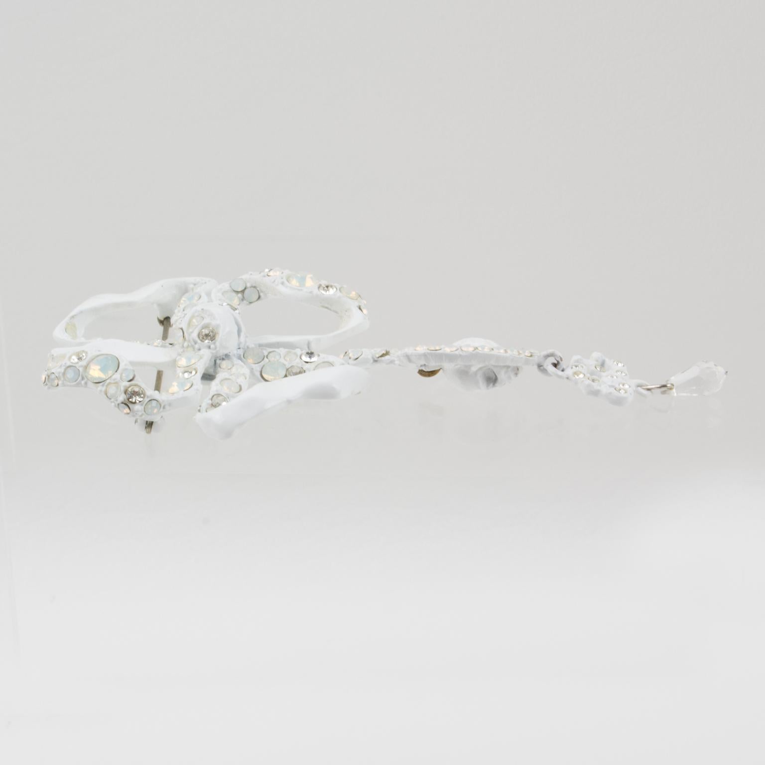 Christian Lacroix Paris Broche avec nœud papillon pendant en émail blanc en vente 6