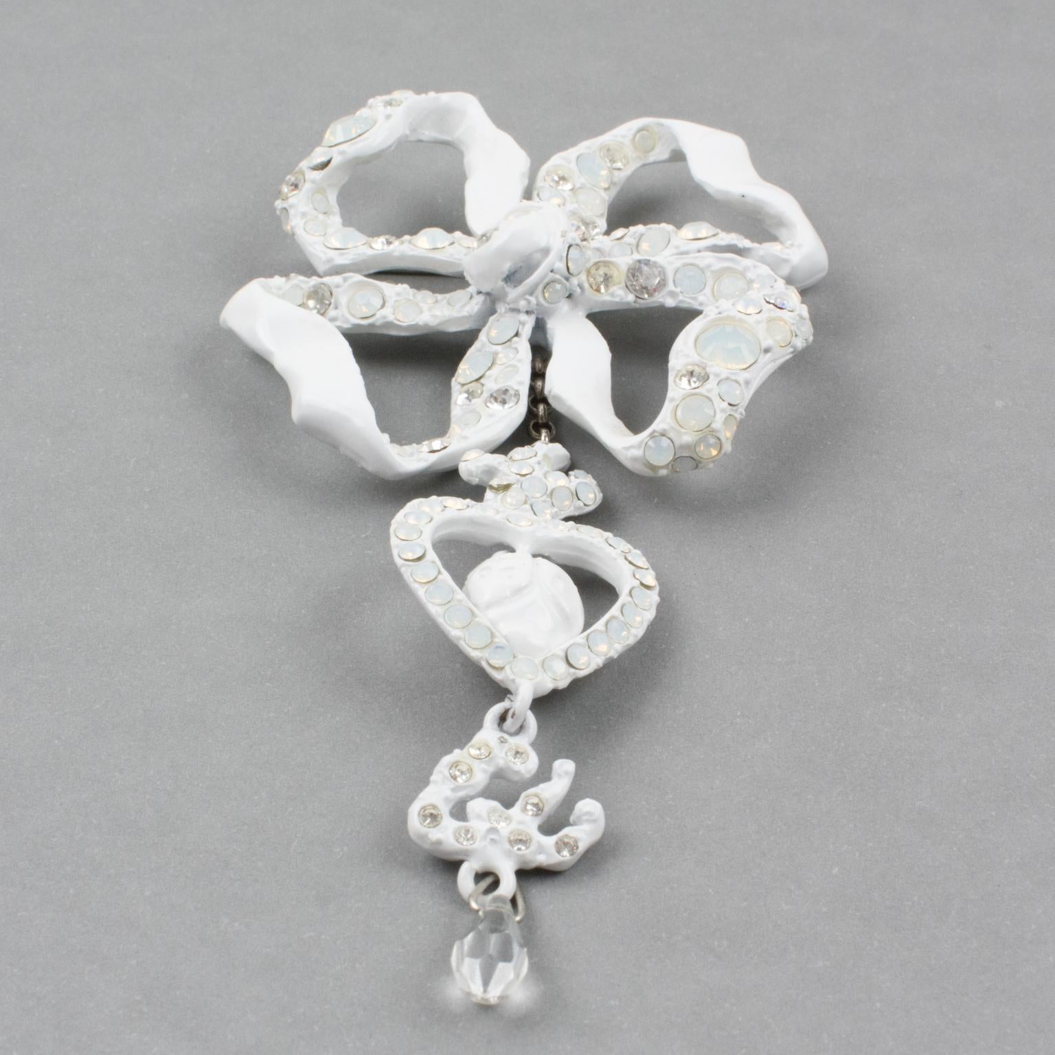 Moderne Christian Lacroix Paris Broche avec nœud papillon pendant en émail blanc en vente