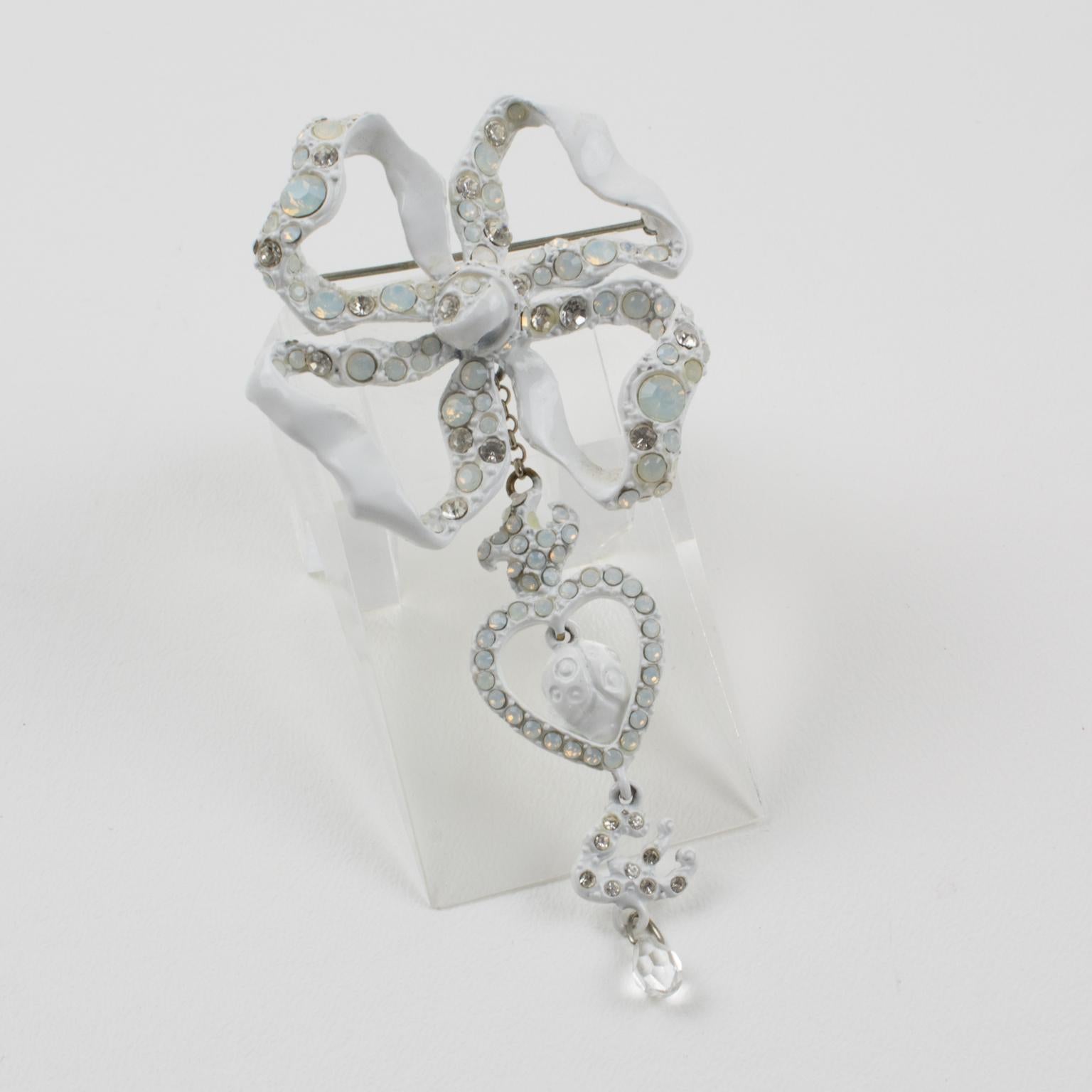 Christian Lacroix Paris Broche avec nœud papillon pendant en émail blanc Excellent état - En vente à Atlanta, GA