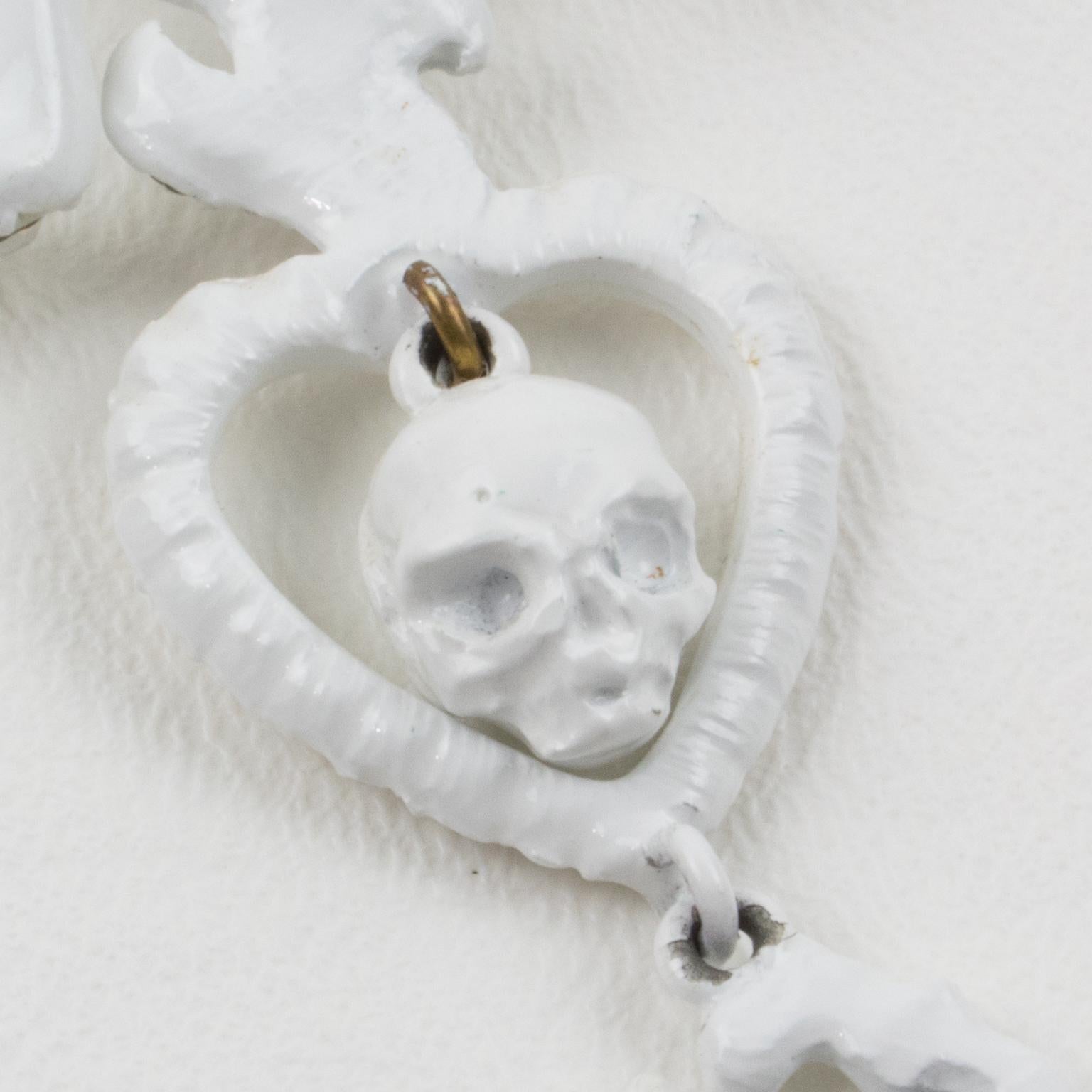 Christian Lacroix Paris Broche avec nœud papillon pendant en émail blanc en vente 4