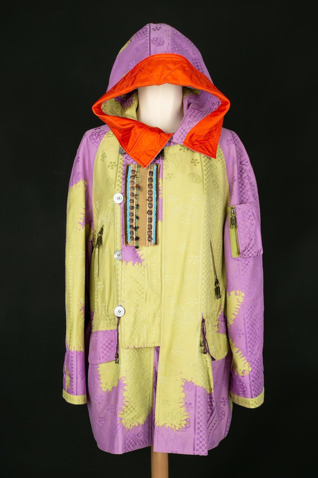 Christian Lacroix - Parka made of green and purple cotton, decorated with a piece of linen embroidered with beads and cotton threads. No composition or size tag, it fits a size 42FR/44FR.

Additional information:
Condition: Very good