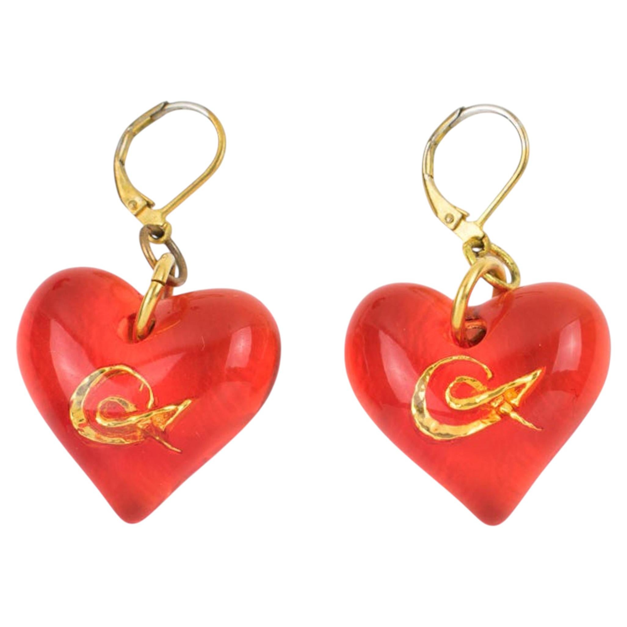 Christian Lacroix, boucles d'oreilles percées en cœur en résine orange fluo en vente