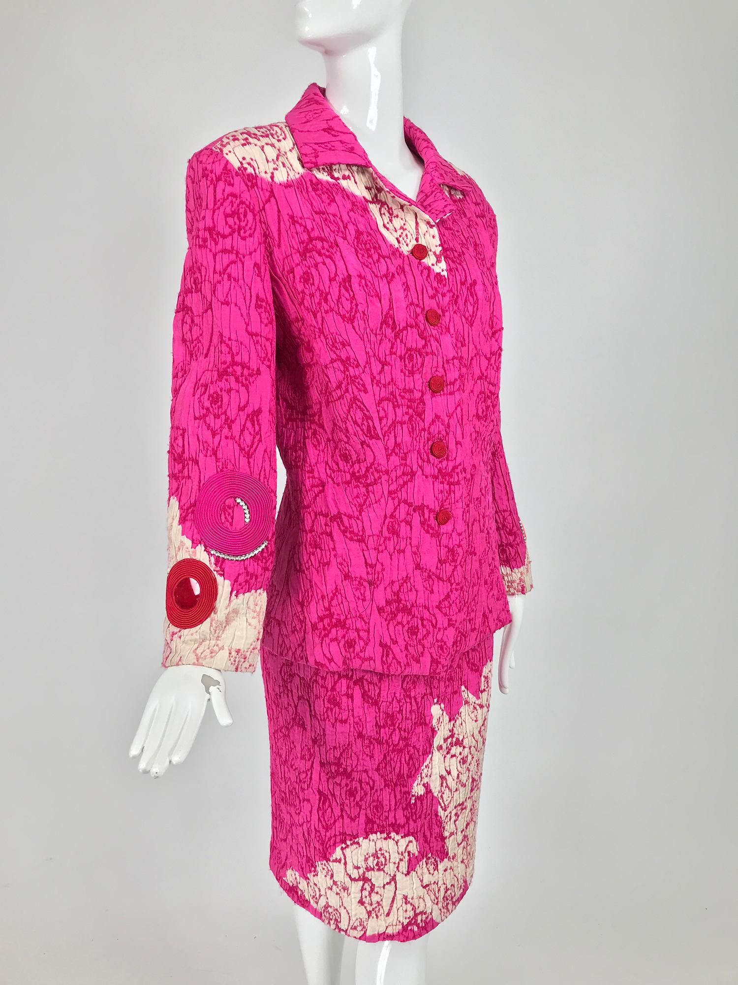 Christian Lacroix - Tailleur jupe rose avec appliques en soie brodées, années 1990 en vente 1