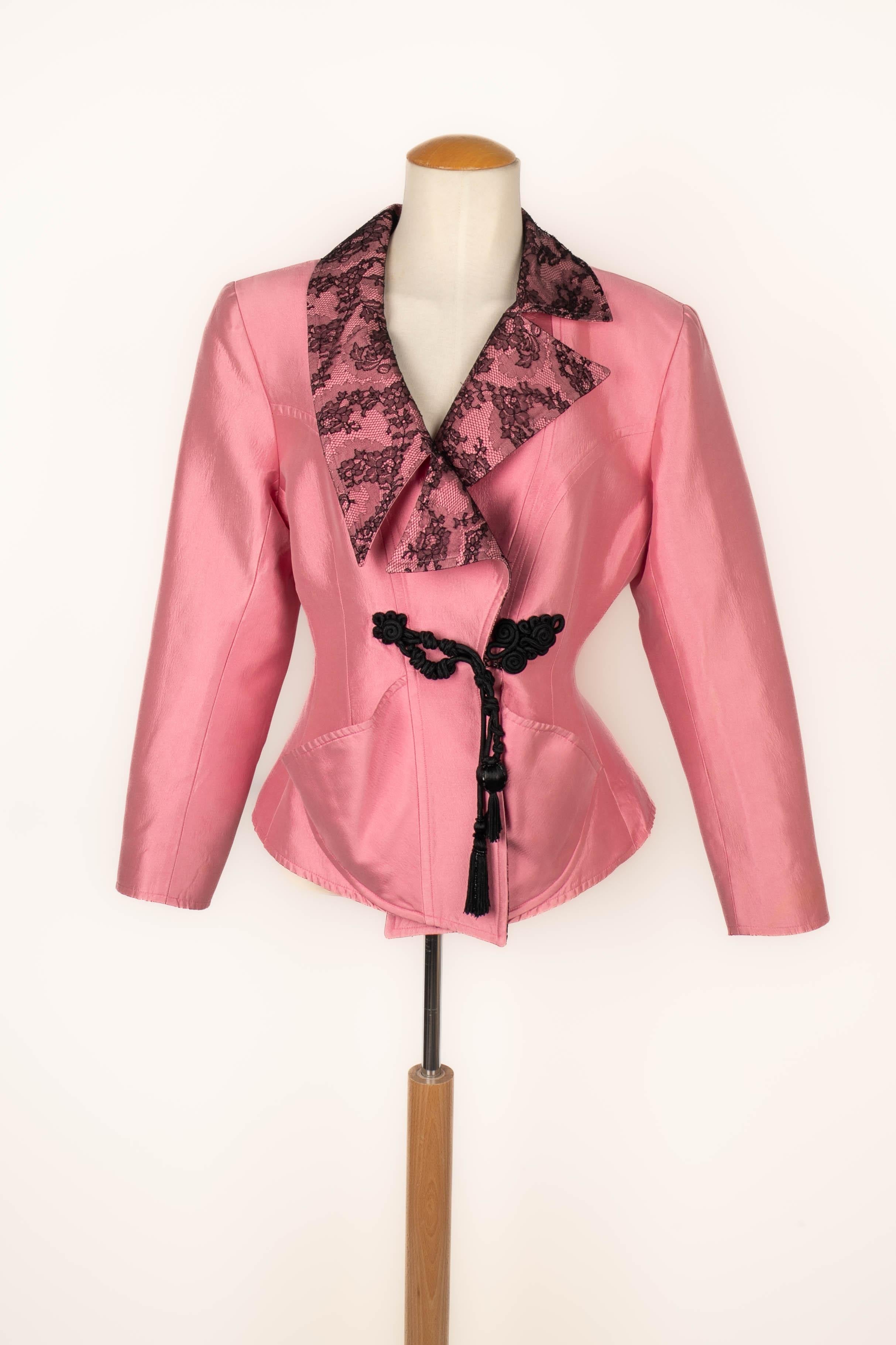 CHRISTIAN LACROIX - (Made in France) Metallic pink jacket, black lace collar, black passementerie front fastening. Size indicated 42FR.

Condition:
Very good condition

Dimensions:
Shoulder length: 43 cm - Chest: 49 cm - Waist: 38 cm - Sleeve