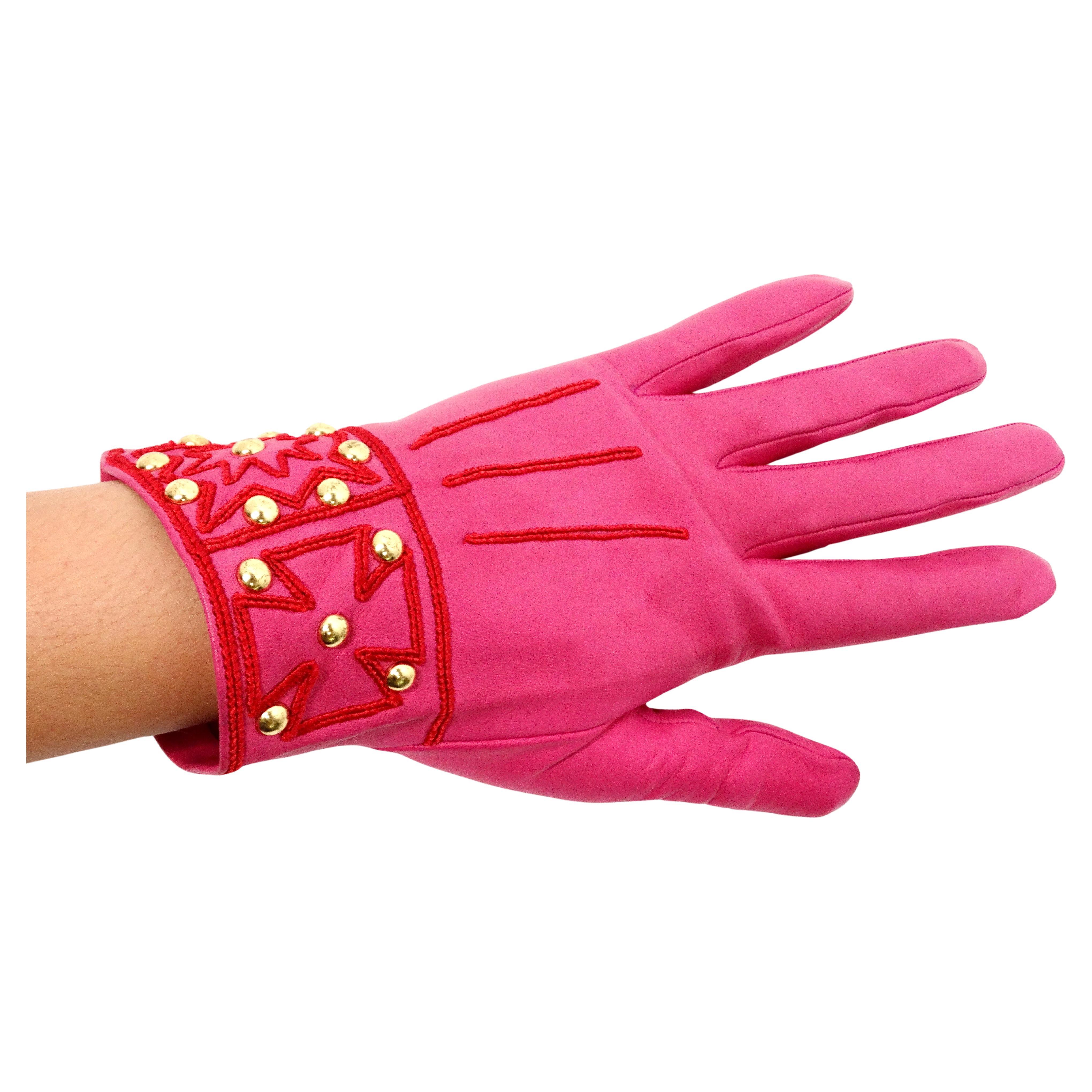 Les gants cloutés en cuir brodé rose et rouge de Christian Lacroix, datant des années 1990, sont un exemple frappant de la mode de luxe avant-gardiste. Confectionnés en cuir souple et doux et doublés de daim, ces gants affichent une teinte rose vif