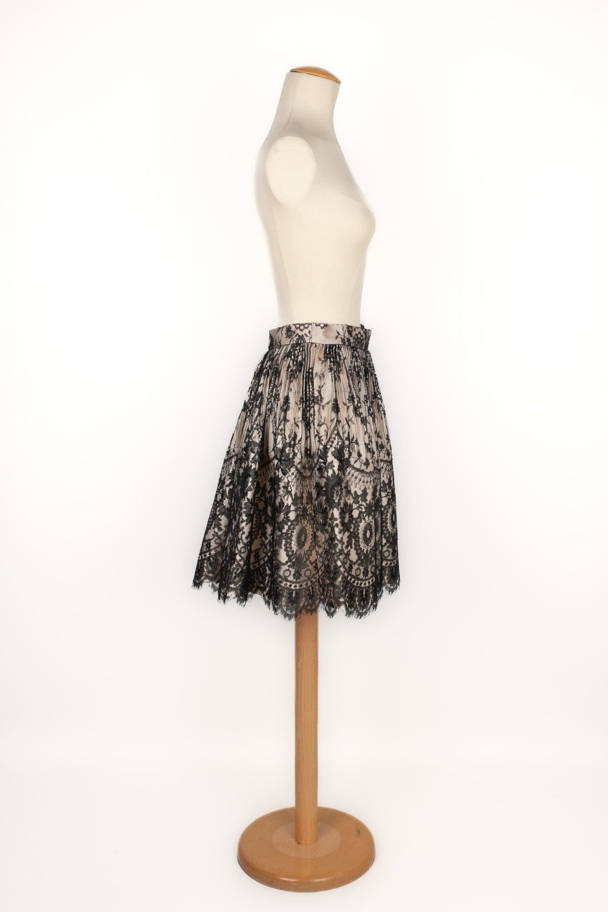 Christian Lacroix - (Made in France) Beige wild silk pleated skirt with black lace. Size and composition labels missing, it fits a 36FR.

Additional information:
Condition: Very good condition
Dimensions: Waist: 31 cm - Length: 51 cm

Seller