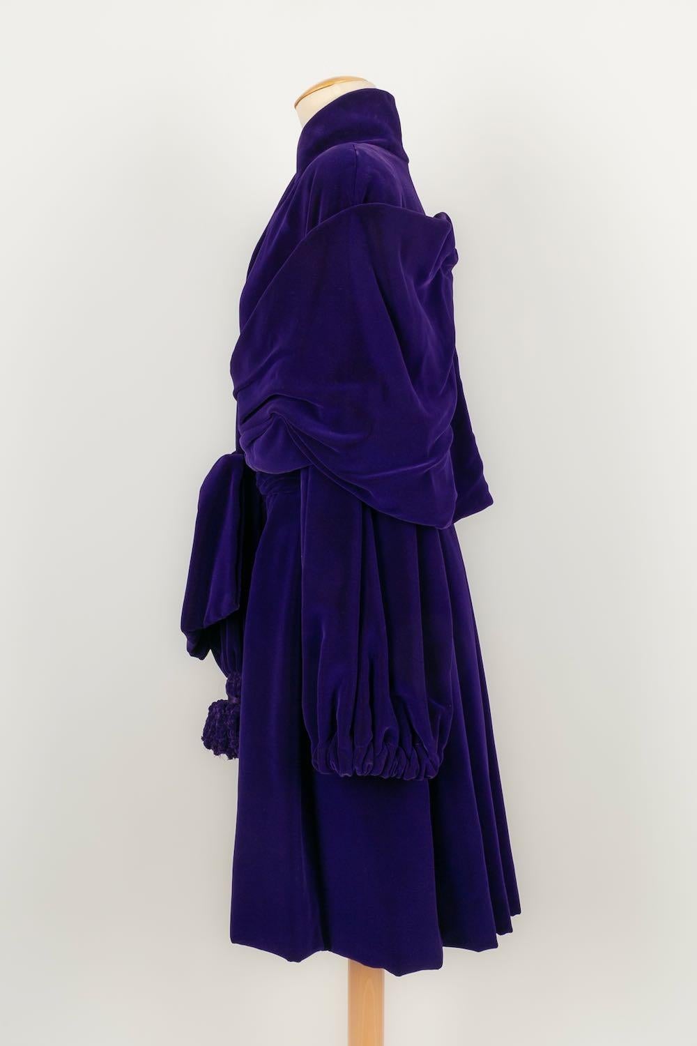 Christian Lacroix - (Made in France) Purple silk velvet Haute Couture coat. Size indicated 44FR.

Additional information: 
Dimensions: Shoulder width: 45 cm, Chest: 50 cm, Waist: 36 cm, Sleeve length: 64 cm, Length: 100 cm
Condition: Very good