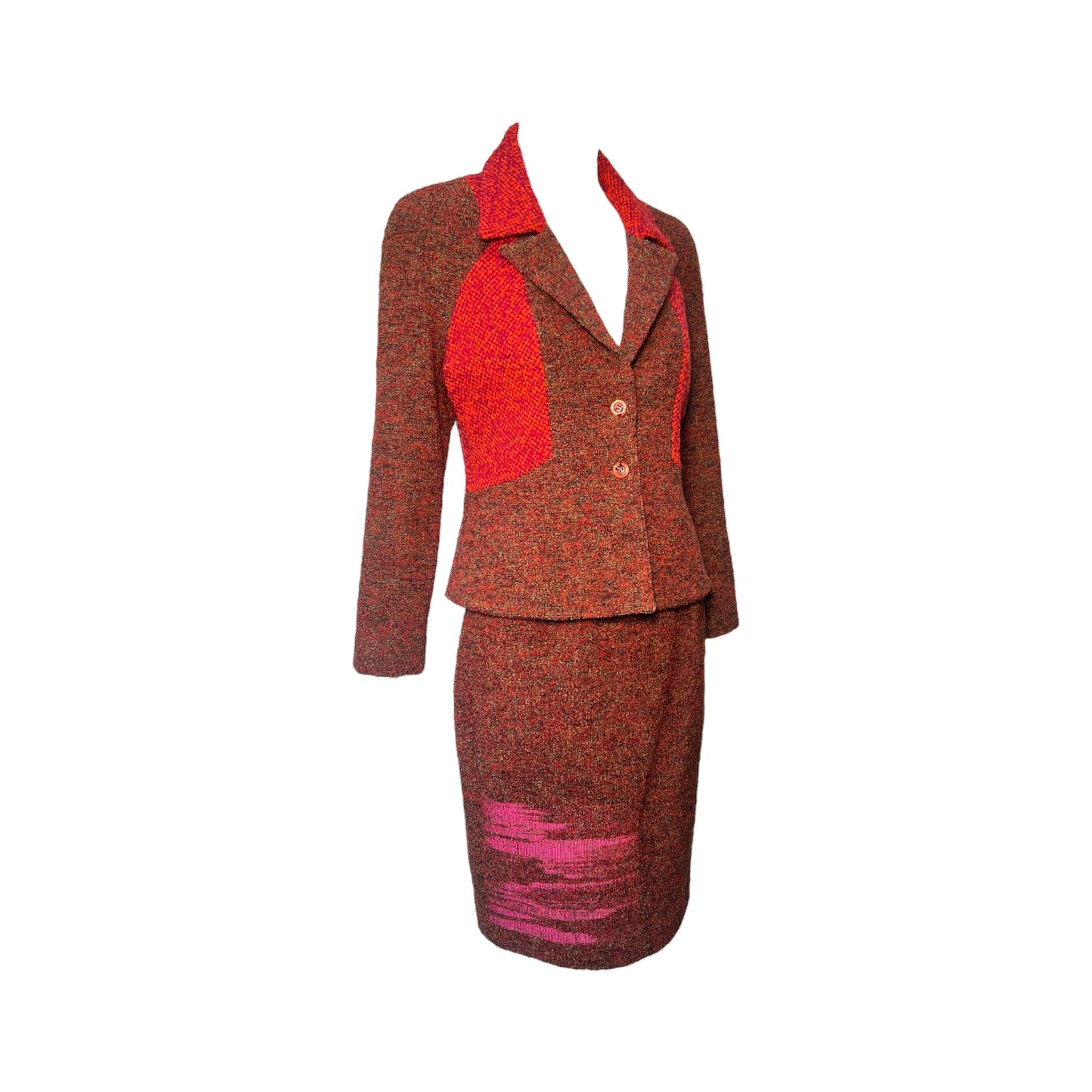 Abito vibrante e frizzante di Christian Lacroix in una calda palette di tonalità marroni, arancioni, bordeaux, terracotta e verdi. Circa anni '90. Un meraviglioso mix di sensazioni tattili in questo completo in maglia boucle e loop. Una terza