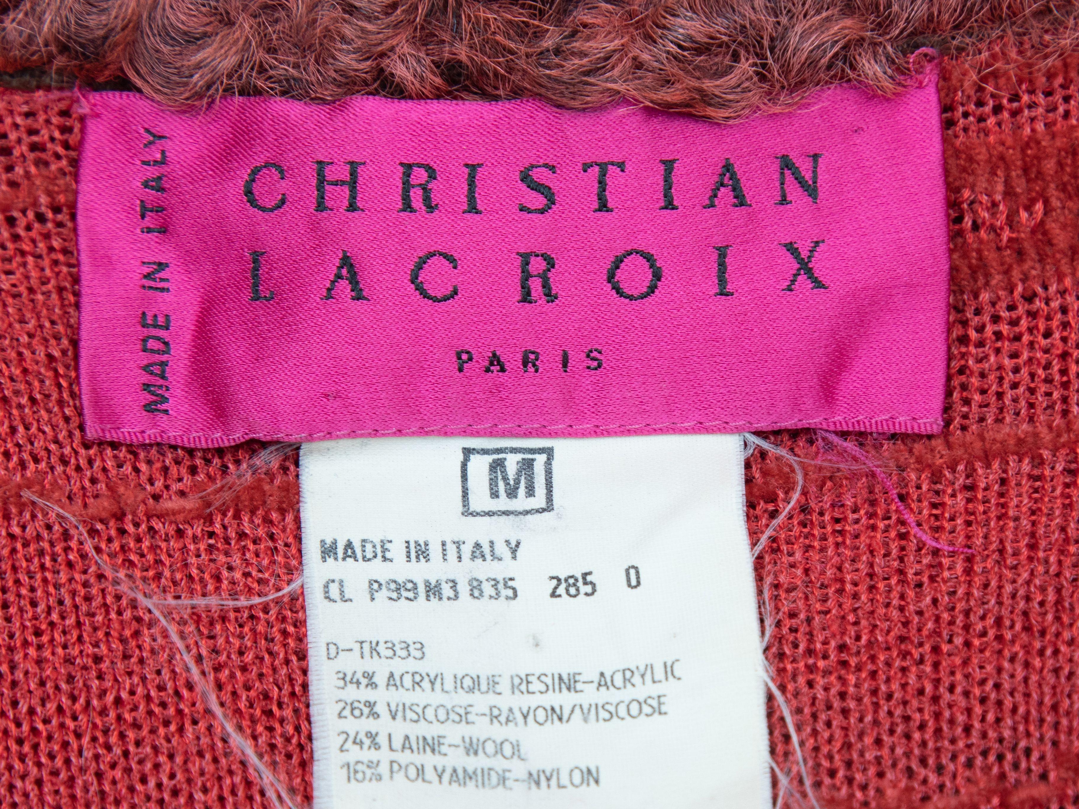 Details zum Produkt: Rote Strickjacke in Vintage-Optik von Christian Lacroix. Lammfellbesatz an Schalkragen und Manschetten. V-Ausschnitt. Knopfverschlüsse in der vorderen Mitte. 36