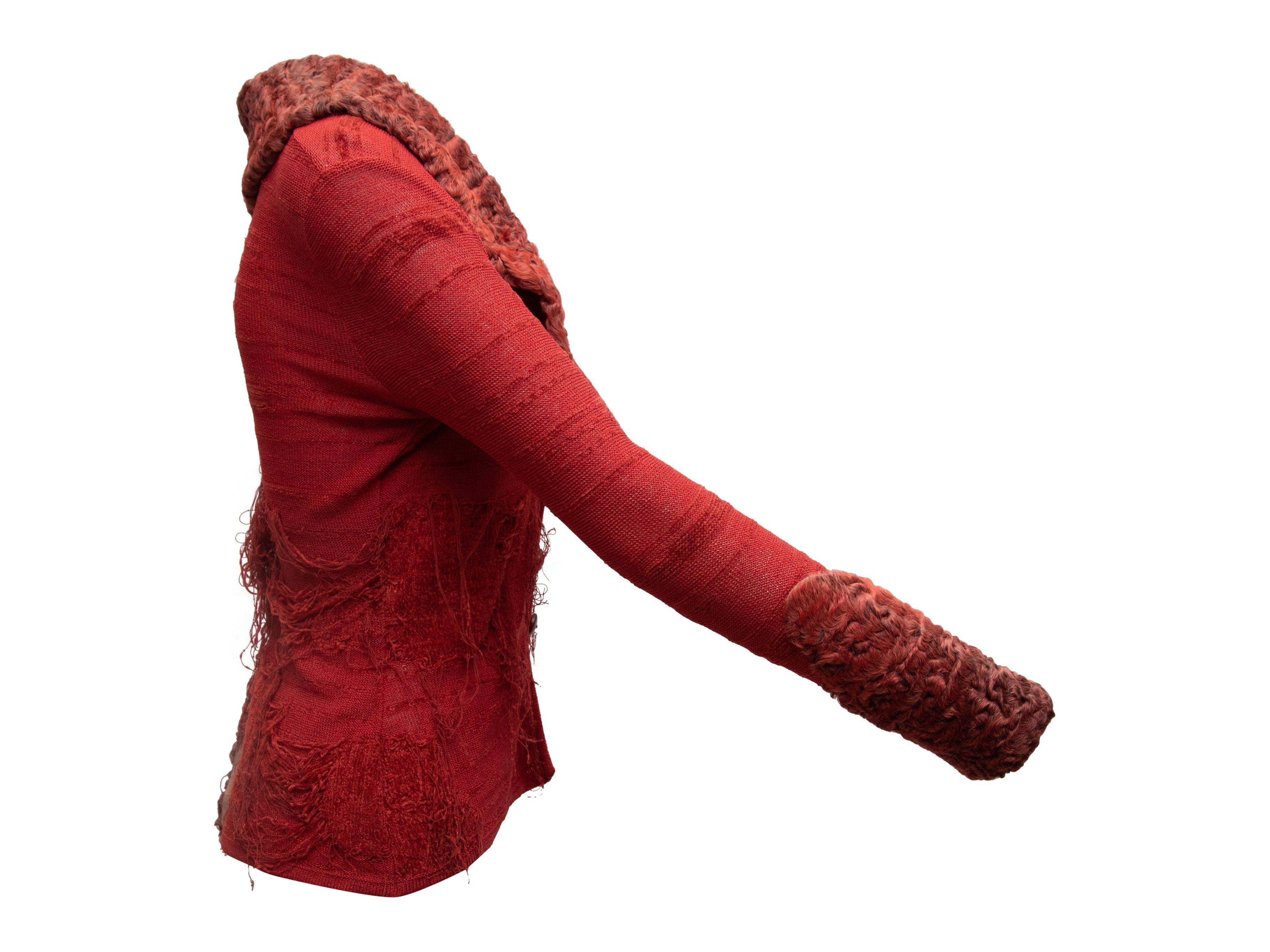Christian Lacroix Rote Strickjacke mit Lammfellbesatz im Used-Look im Zustand „Gut“ in New York, NY