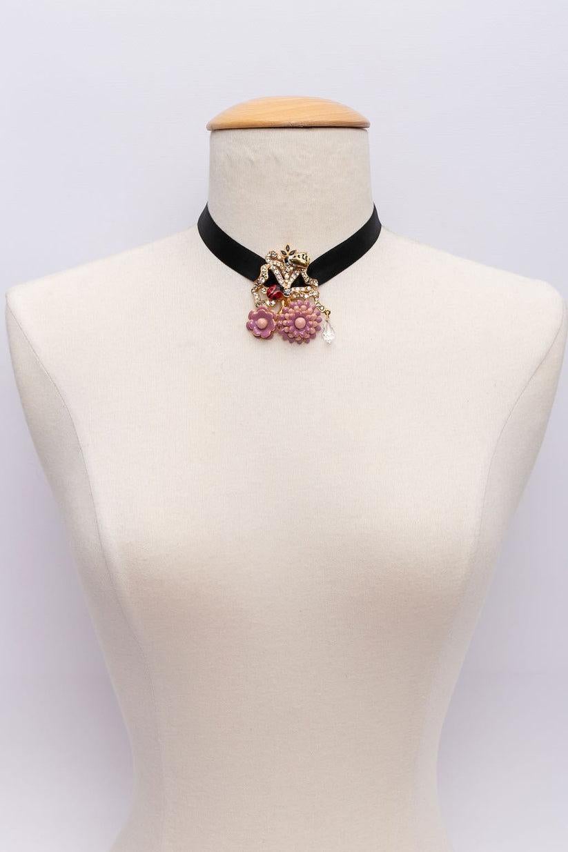 Christian Lacroix - Necklace made of a ribbon and a enamelled medallion paved with rhinestones.

Additional information: 

Dimensions: 
Length: 66 cm (25.98 in) - Pendant: 6.5 cm (2.56 in) x 5 cm (1.97 in) 

Condition: 
Very good condition
Seller