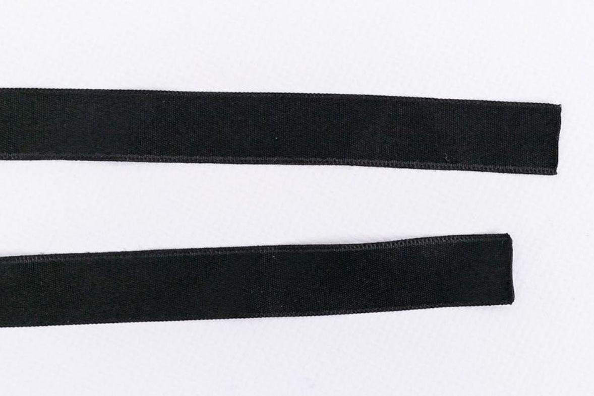 Christian Lacroix Halskette mit Bändern und Emaille im Angebot 1
