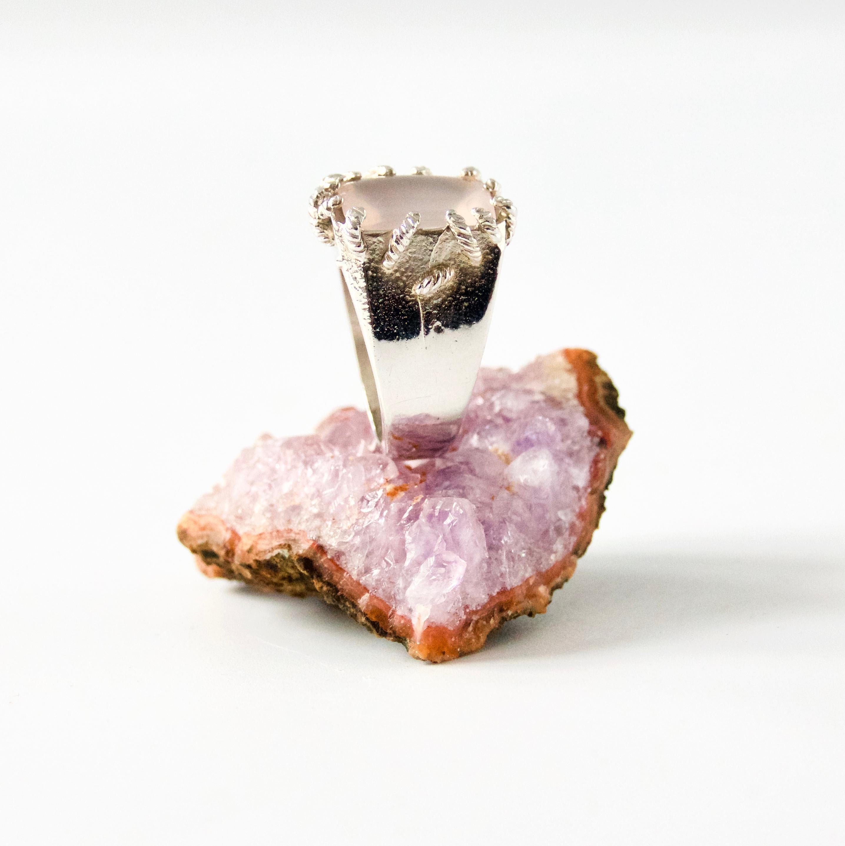 Bellissimo ed elegante anello vintage di Christian Lacroix in argento sterling con marchio 925 e pietra di quarzo rosa incastonata.

In ottime condizioni.

Diametro interno dell'anello: 1,73 cm / US 6,9 / FR 54

Venduto in una custodia ad anelli