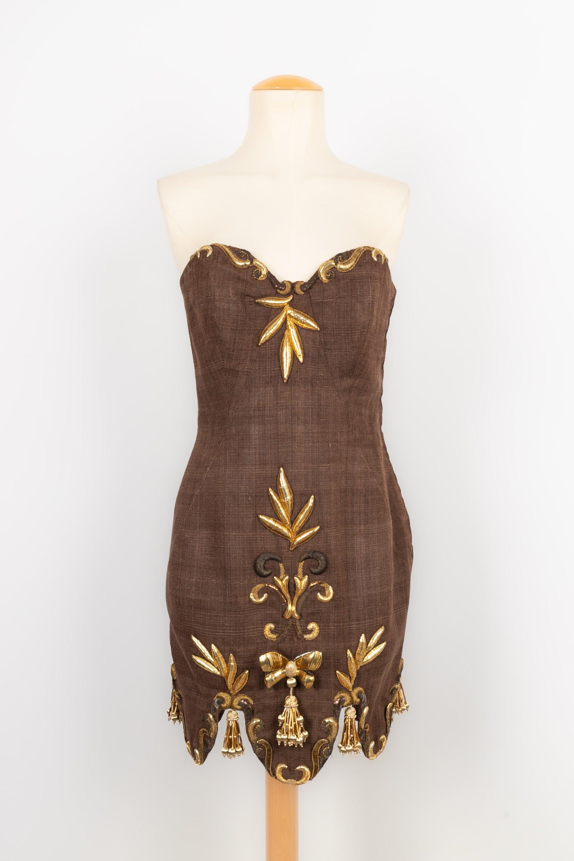 Christian Lacroix - Robe Haute Couture dress in brown linen and golden embroidery. No size indicated, it fits a 36FR/38FR.

Additional information:
Condition: Good condition
Dimensions: Chest: 42 cm - Waist: 35 cm - Length: 70 cm

Seller Reference: