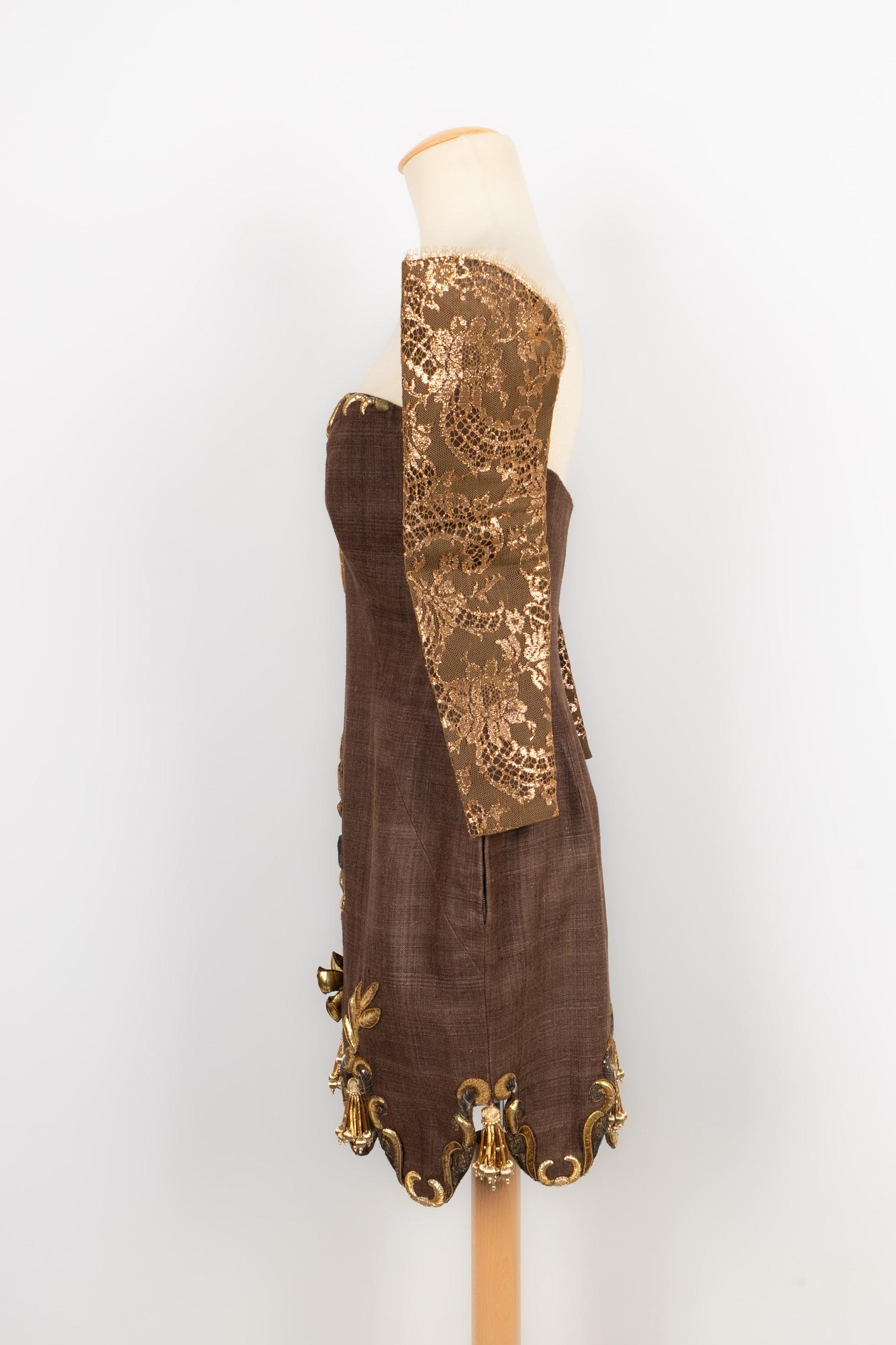 Christian Lacroix Robe Haute Couture Dress in Brown Linen and Golden Embroidery In Good Condition For Sale In SAINT-OUEN-SUR-SEINE, FR