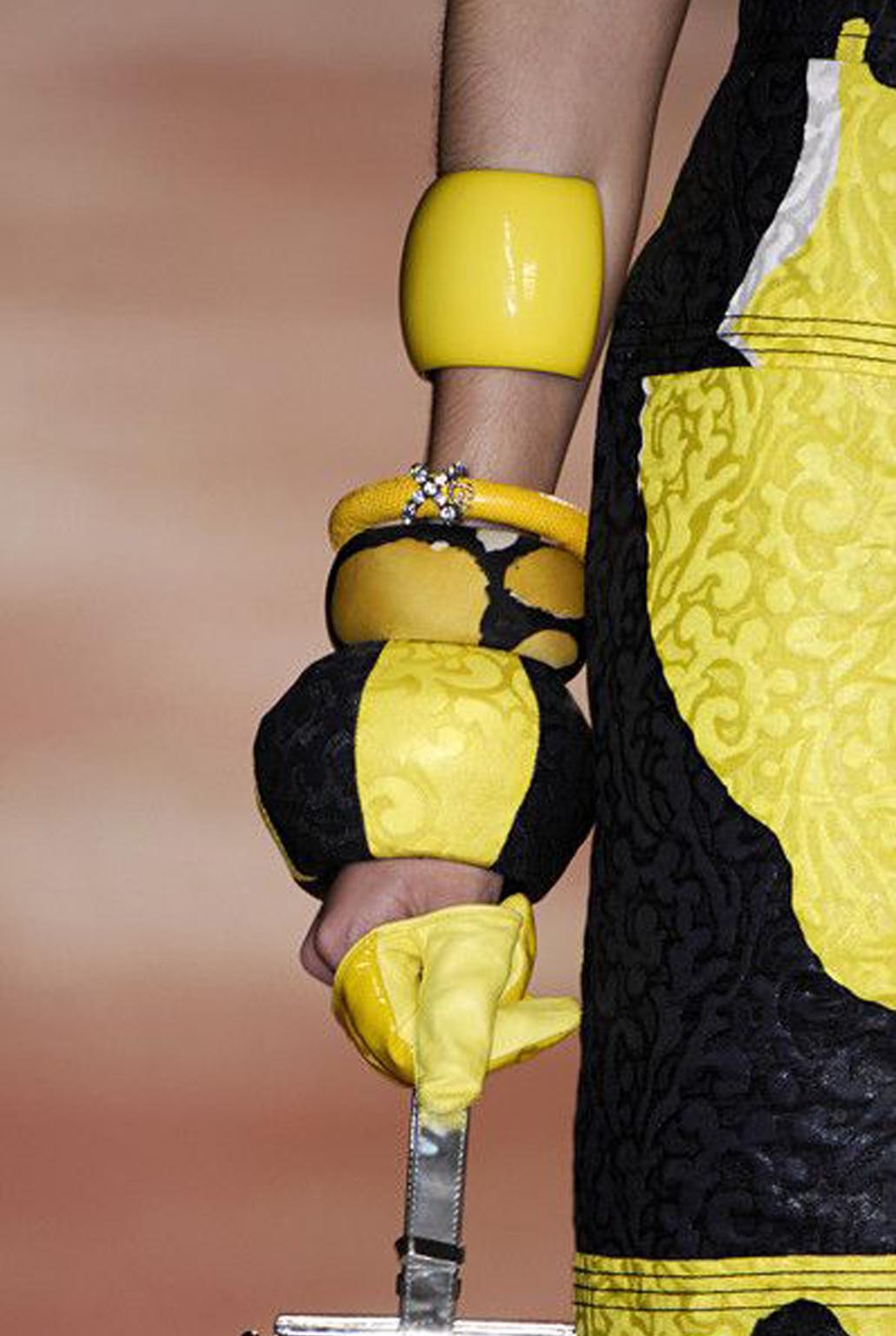 Christian Lacroix Runway Bracelet Bangle Tissu jaune et noir en vente 8