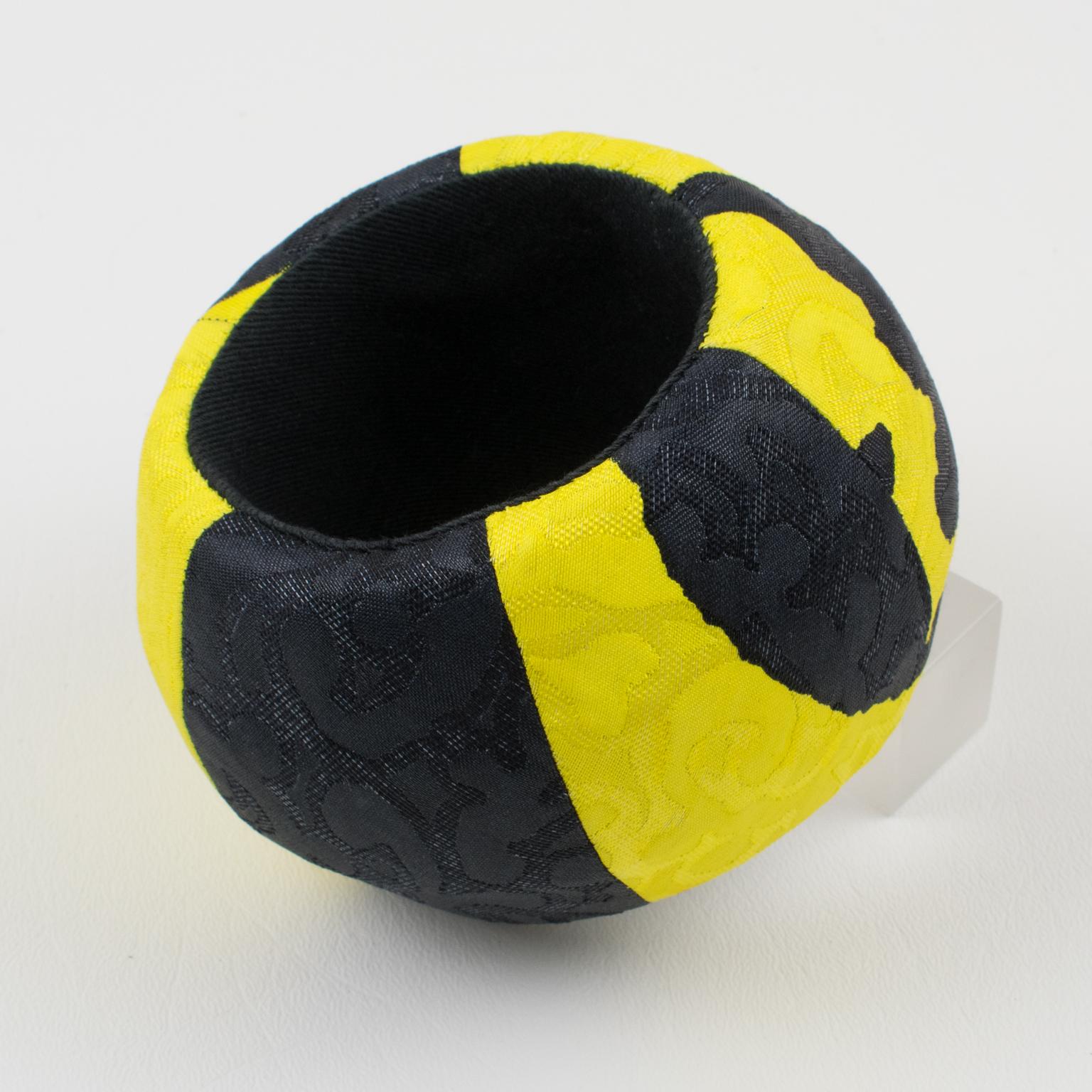 Cet exceptionnel bracelet bangle signé Christian Lacroix Paris est un modèle de défilé de la Collection Prêt-à-Porter Printemps 2008. Le design est documenté ; voir les dernières photos à titre de référence. Cette pièce rare présente une forme