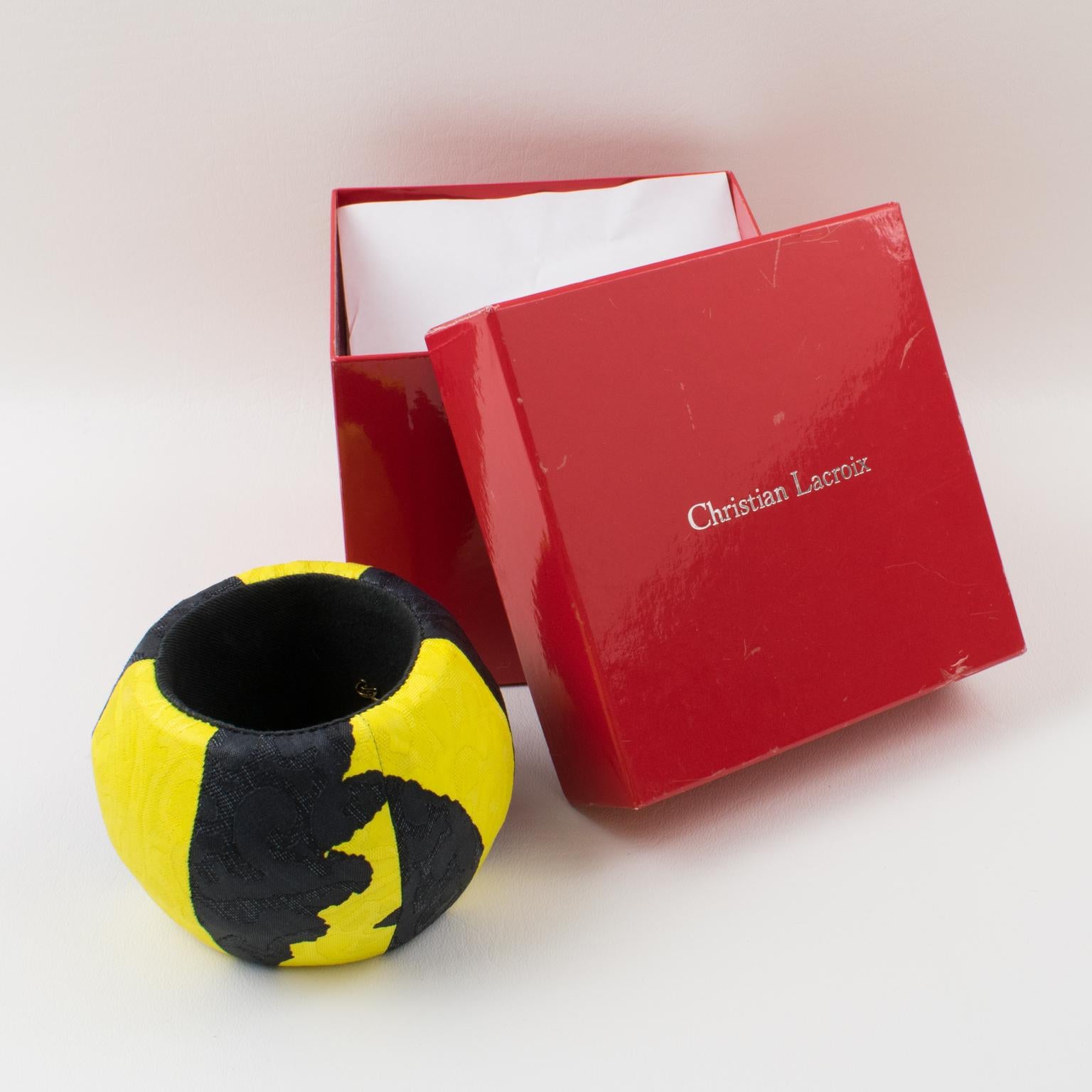 Moderne Christian Lacroix Runway Bracelet Bangle Tissu jaune et noir en vente