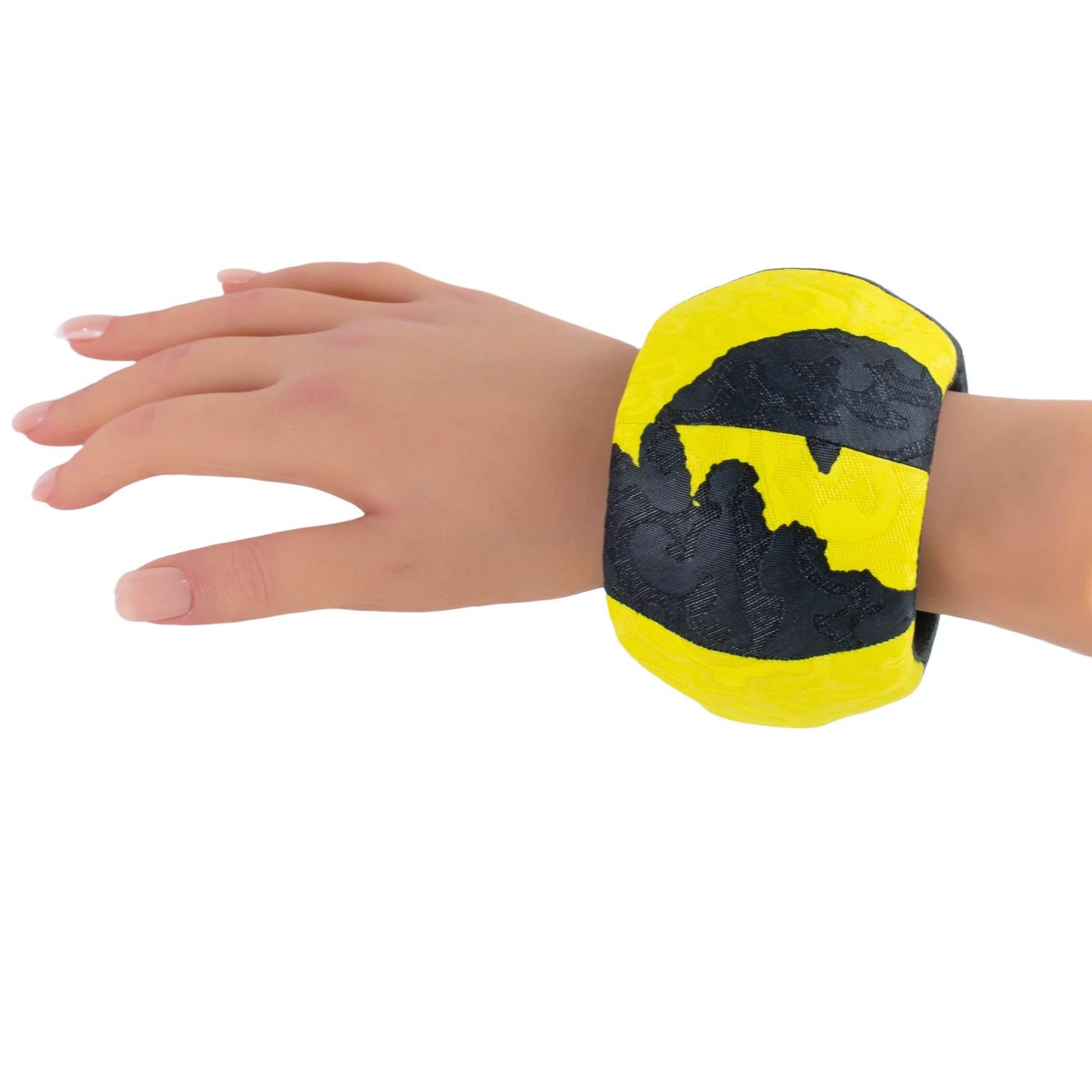 Christian Lacroix Runway Bracelet Bangle Tissu jaune et noir Excellent état - En vente à Atlanta, GA