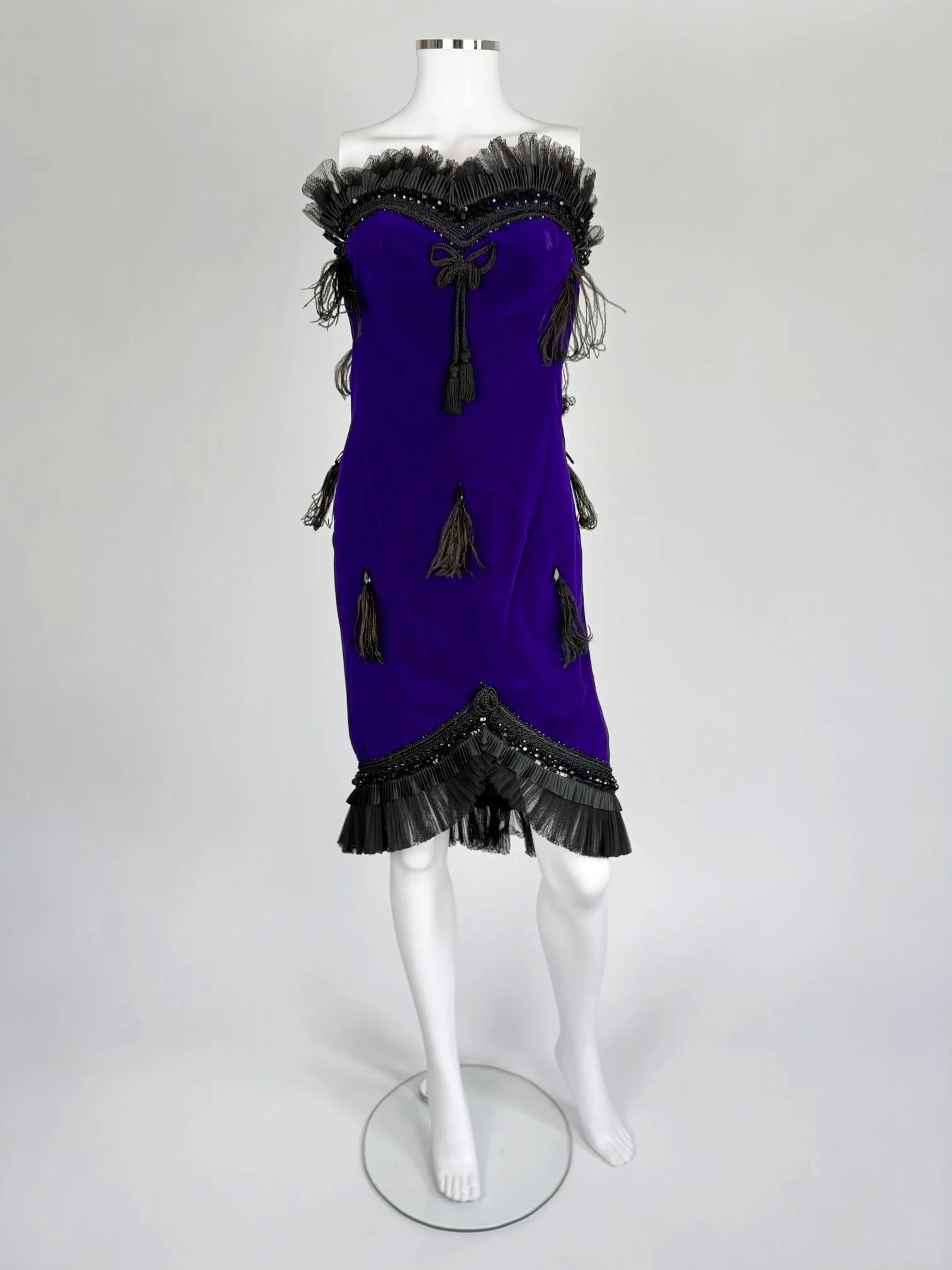 Christian Lacroix Laufstegkleid aus Seidensamt und Federn, FW 1988 (Violett) im Angebot