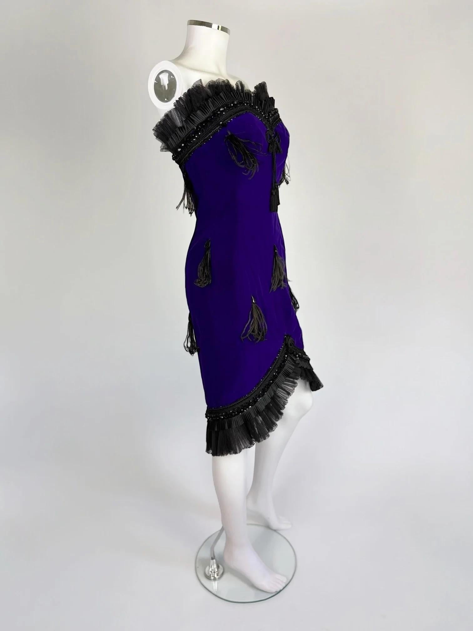 Christian Lacroix Laufstegkleid aus Seidensamt und Federn, FW 1988 im Zustand „Gut“ im Angebot in Marlborough, GB