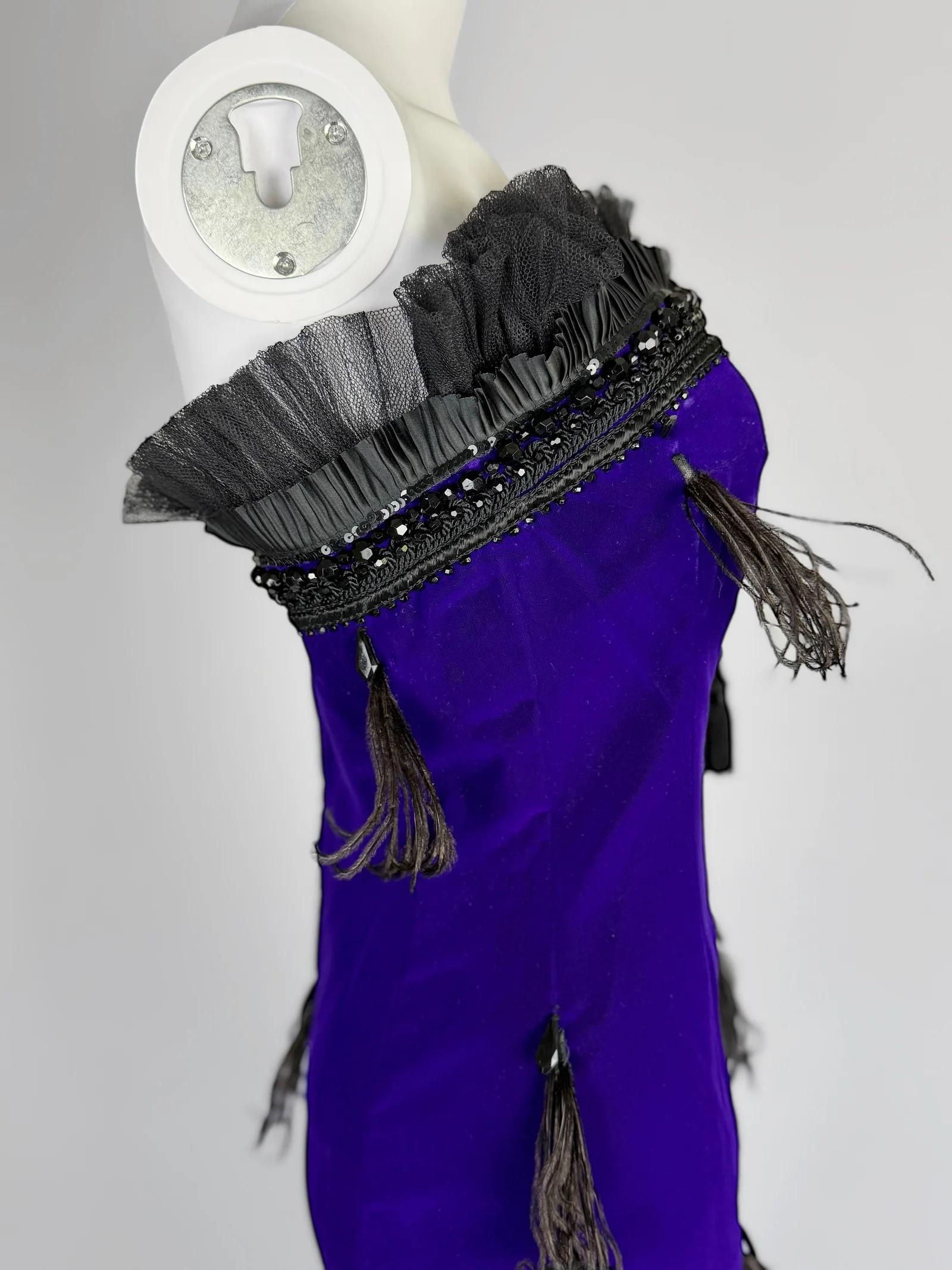 Christian Lacroix Laufstegkleid aus Seidensamt und Federn, FW 1988 für Damen oder Herren im Angebot
