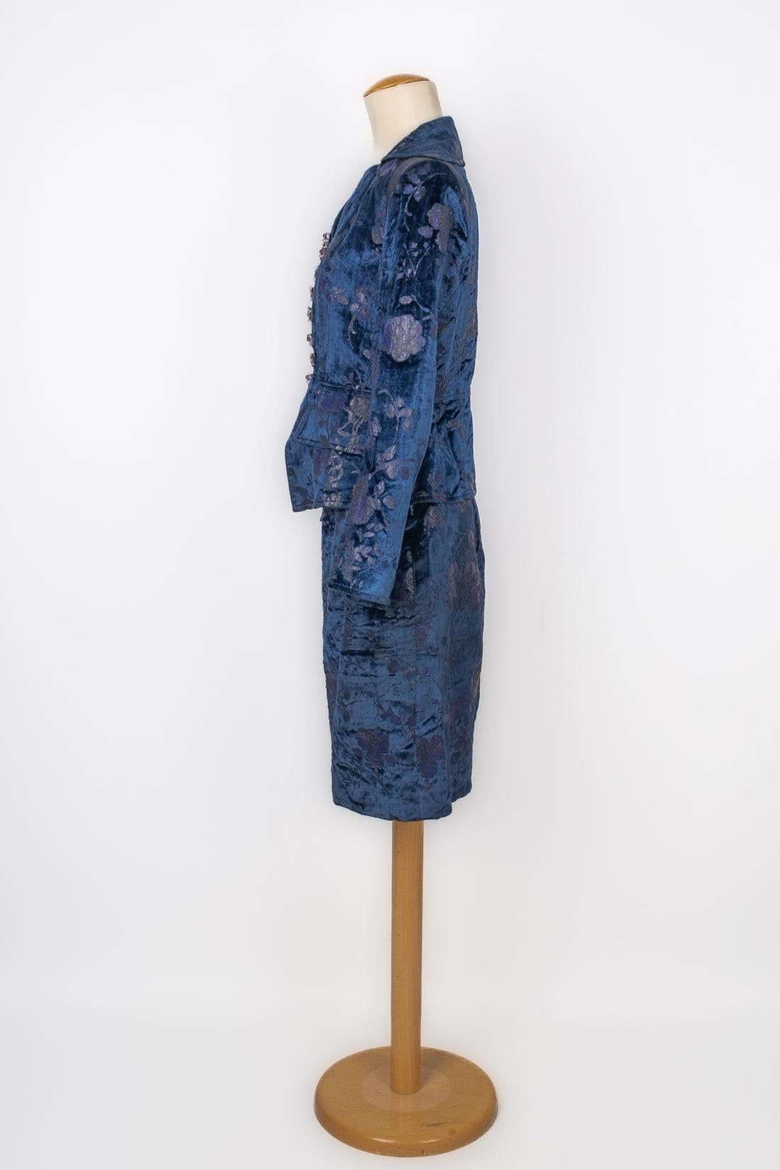 Christian Lacroix - (Fabriqué en France) Tailleur jupe en satin et velours bleu avec appliques. Taille 36FR.

Informations complémentaires :
Condit : Très bon état.
Dimensions : Veste : Largeur des épaules : 40 cm - Poitrine : 39 cm - Longueur des