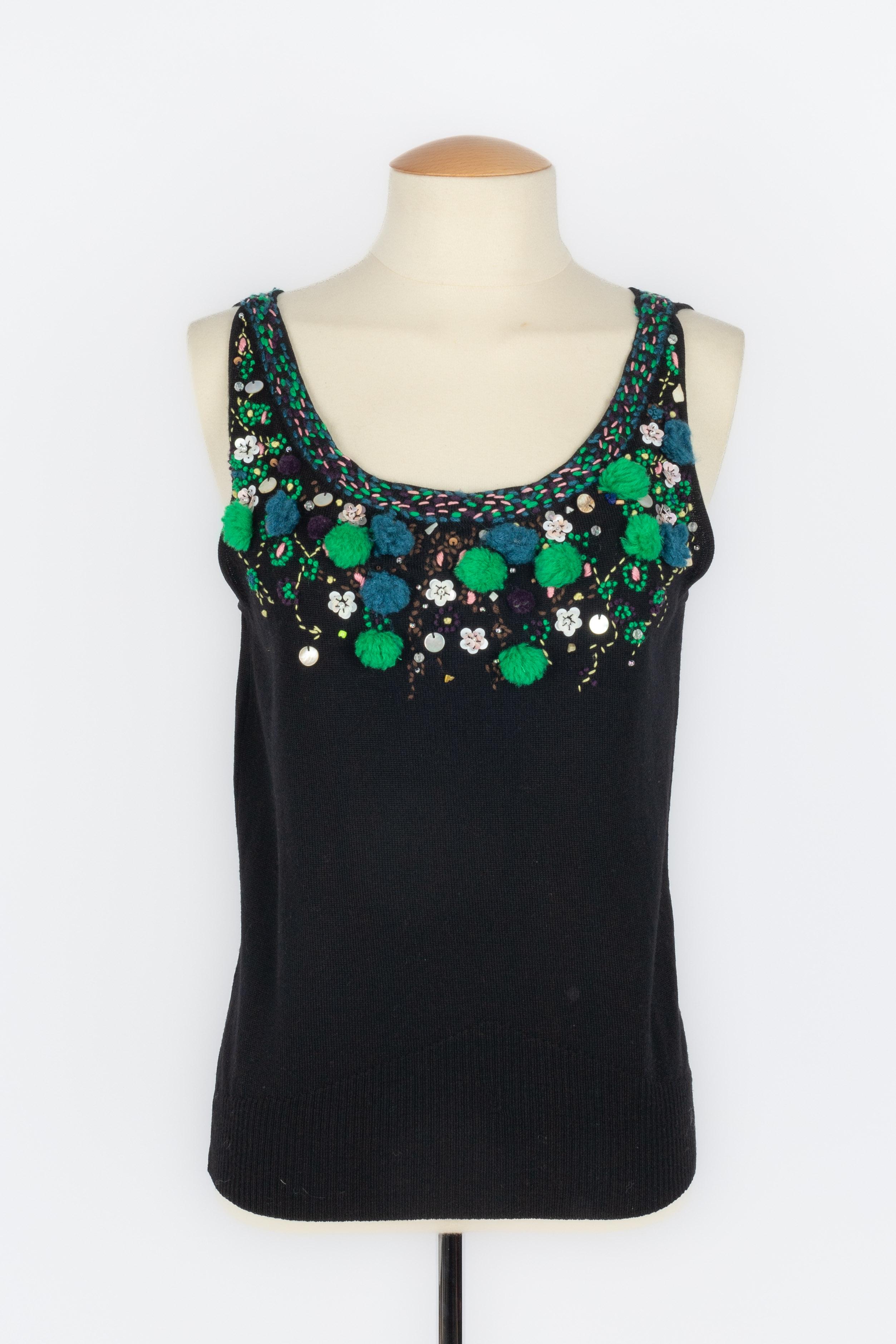 CHRISTIAN LACROIX - Black wool set composed of a top and a cardigan, embroidered with pompoms, pearls, and sequins. Size XL indicated.

Condition:
Very good condition

Dimensions:
Cardigan: Shoulder width: 45 cm - Chest: 52 cm - Sleeve length: 60 cm