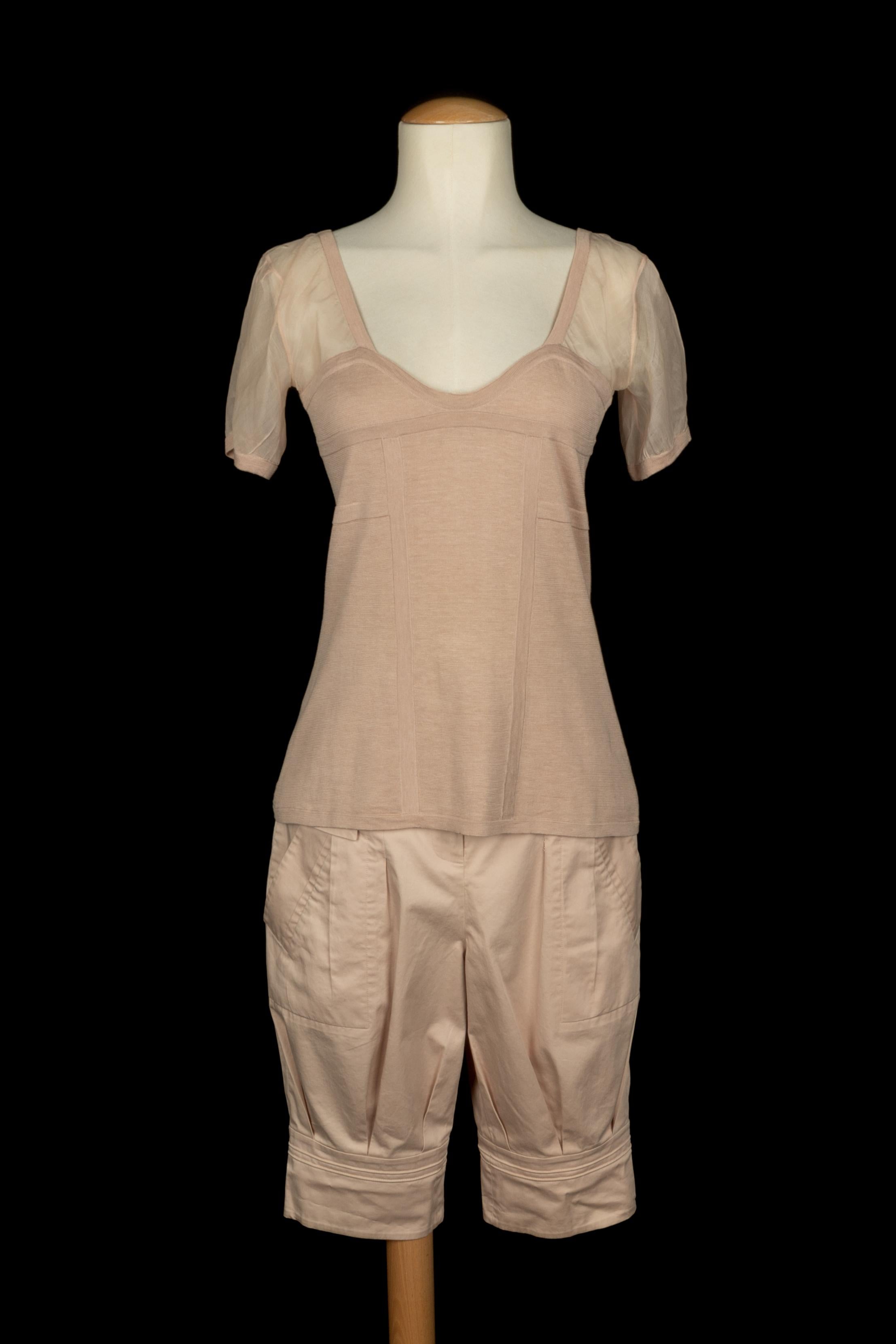 CHRISTIAN LACROIX - (Fabriqué en France) Ensemble rose poudré composé d'un bermuda, et d'un top en cachemire et coton avec manches en soie transparente. Aucune taille n'est indiquée, il convient à un 38FR. Très bon état général, mais les manches en