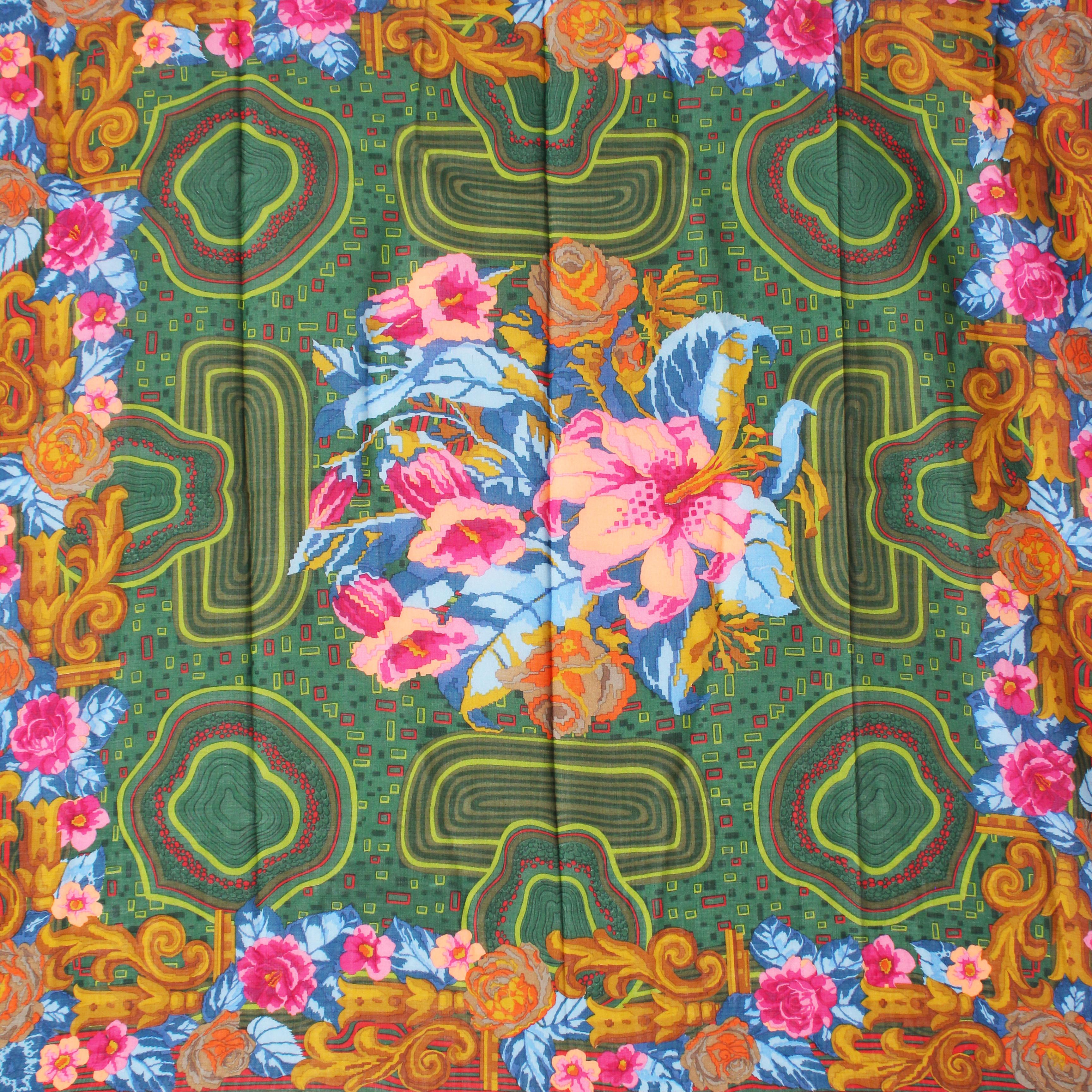 Écharpe ou châle vintage d'occasion à imprimé floral, fabriqué par Christian Lacroix, probablement dans les années 90.  Confectionné dans une étoffe transparente en laine et soie, il présente des motifs floraux audacieux dans des tons de vert, de
