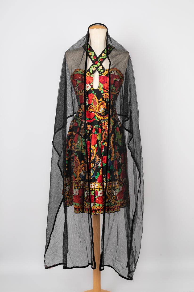 Christian Lacroix - (Made in France) Short cotton printed dress with silvery metal rings ornamented with rhinestones. Size 36FR. It is designed with a black muslin veil.

Additional information:
Condition: Very good condition
Dimensions: Chest: 45