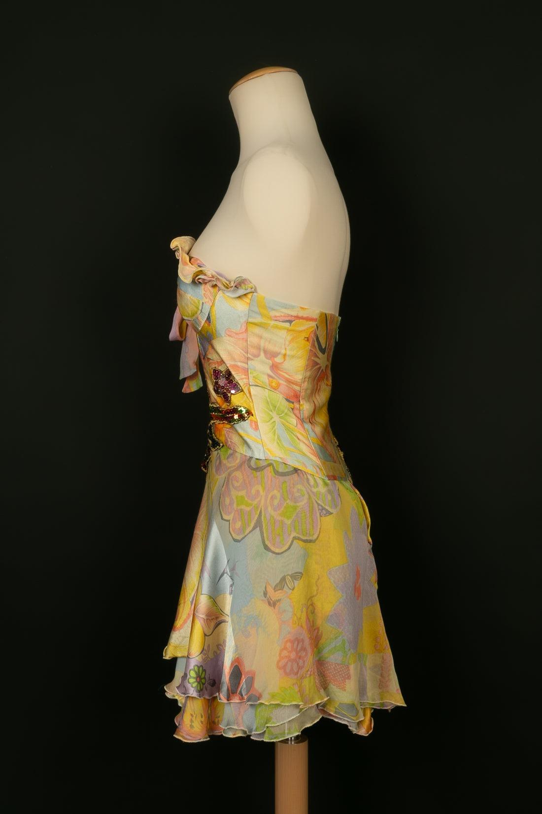 Christian Lacroix - (Made in France) Short dress in silk embroidered with lurex yarns and multicolored sequins. Size  36FR.

Additional information:
Condition: Very good condition
Dimensions: Chest: 36 cm - Waist: 34 cm - Length: 62 cm
Period: 20th