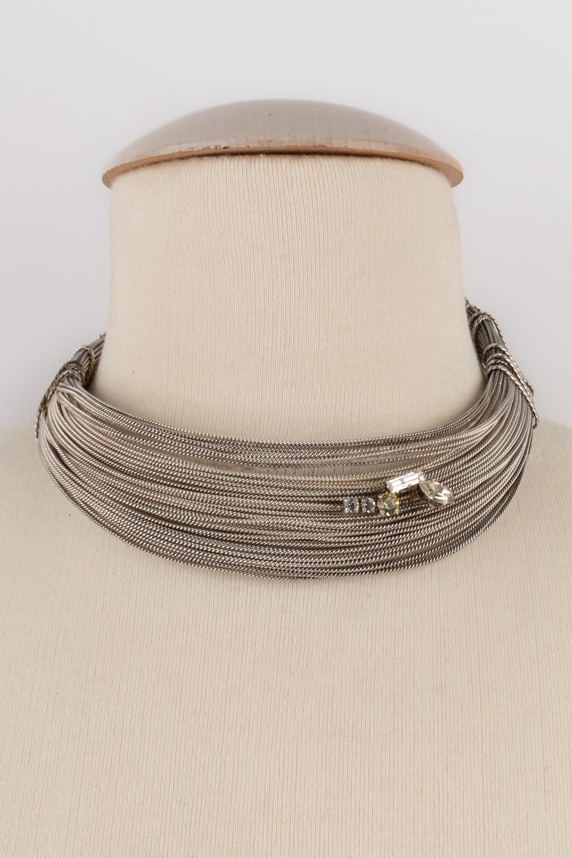 Christian Lacroix - (Made in France) Short silvery metal rigid necklace. Jewelry from the mid-1990s.

Additional information:
Condition: Very good condition
Dimensions: Length: 37 cm
Period: 20th Century

Seller Reference: BC239
