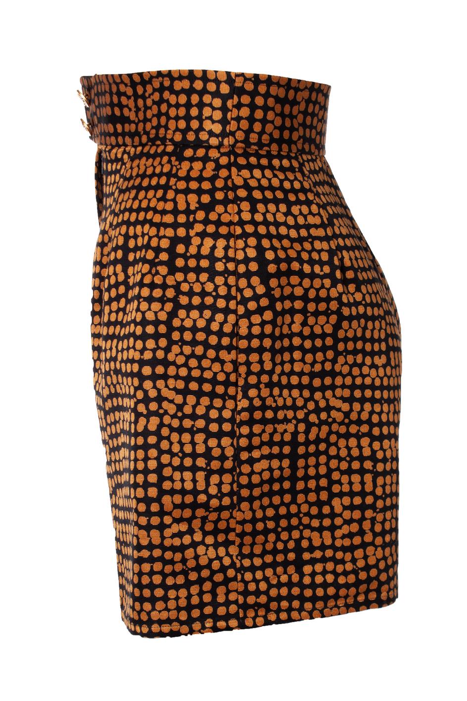 Christian Lacroix, Shorts with dots. The item is in very good condition. Item has 2 slip pockets.

• CONDITION: very good condition 

• SIZE: DE32 - XXS

• MEASUREMENTS: length 45 cm, width 32 cm, inside leg length 12 cm, width leg 35 cm

•