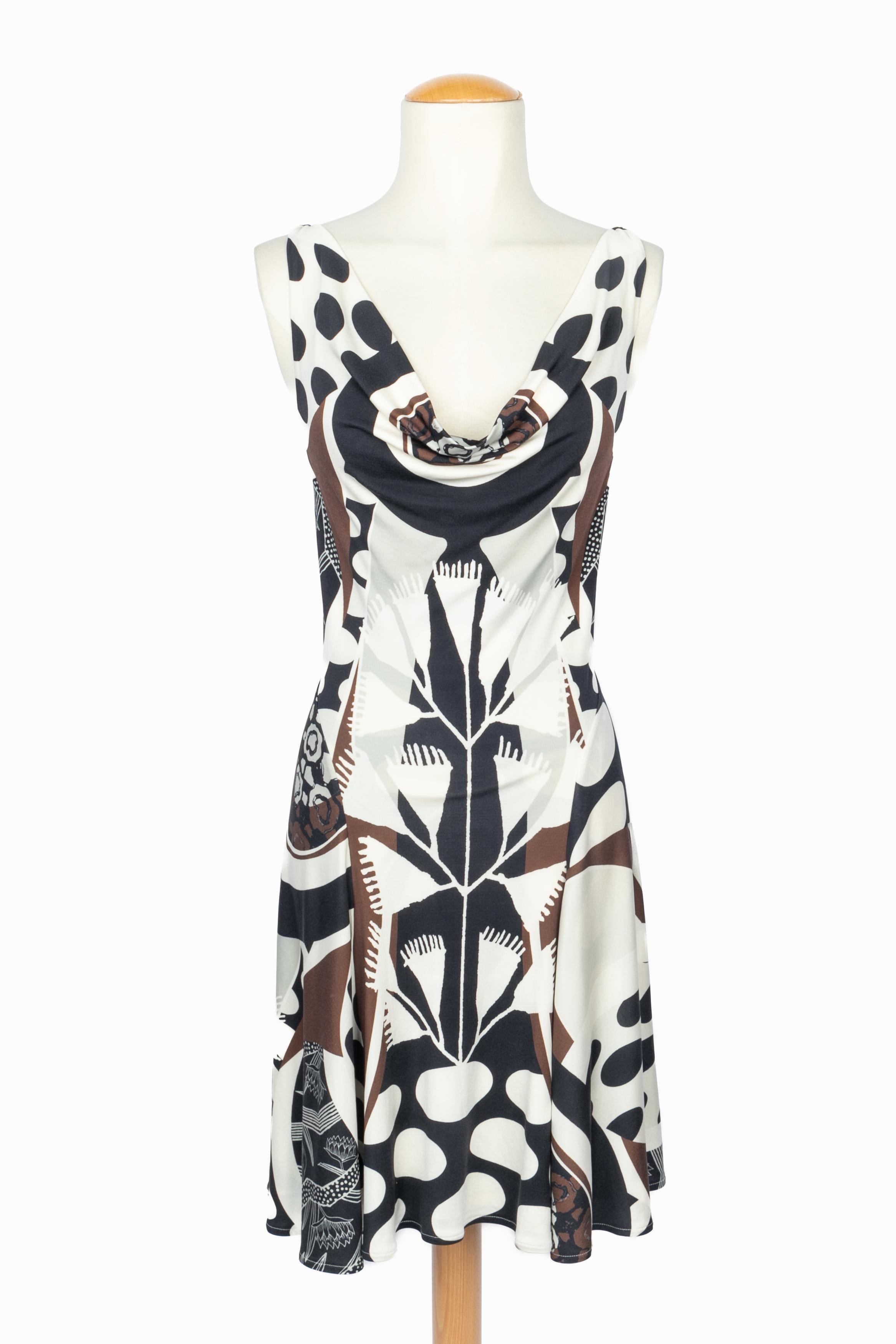 CHRISTIAN LACROIX - (Made in France) Wrap dress in black, white, and brown silk. Size M. Circa 2000-2010.

Condition: Very good

Measurements:
Bust: 40 cm - Length: 95 cm

SKU: VR601