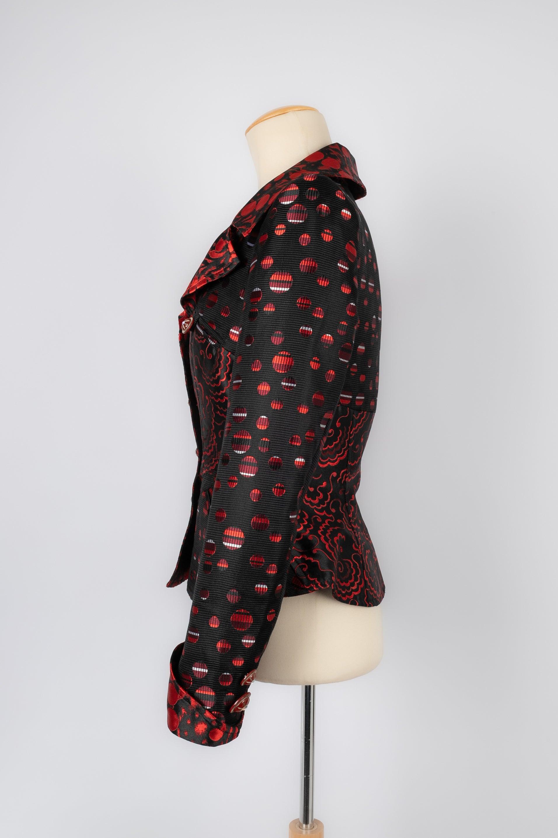 Christian Lacroix - (Made in France) Giacca in toni neri e rossi. Fodera in seta. Non c'è un'etichetta che indichi la taglia o la composizione, ma veste una 36FR/38FR. Da segnalare macchie di anelli molto sottili sulla fodera di seta.

Informazioni