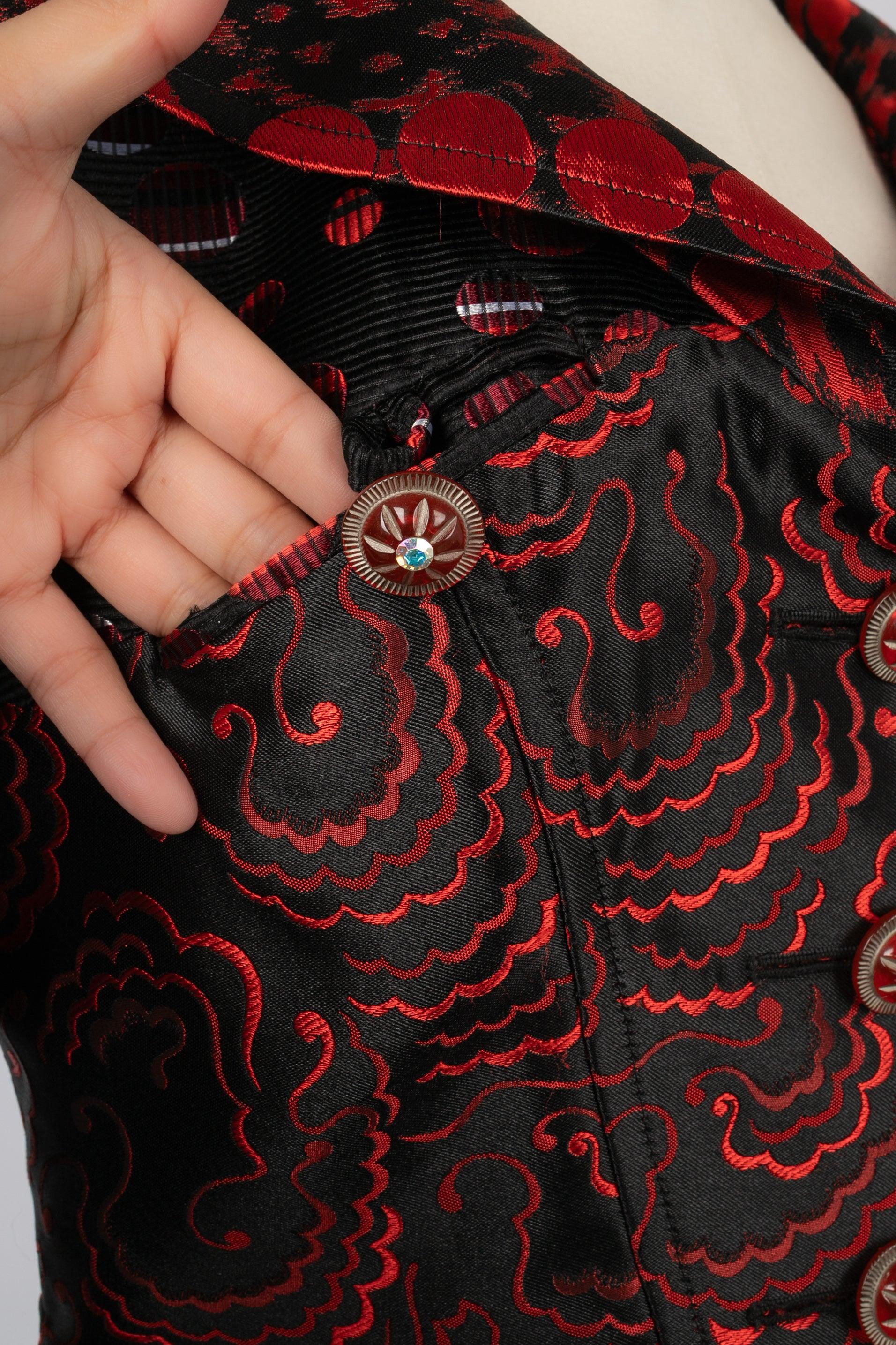 Giacca in seta di Christian Lacroix nei toni del nero e del rosso in vendita 3
