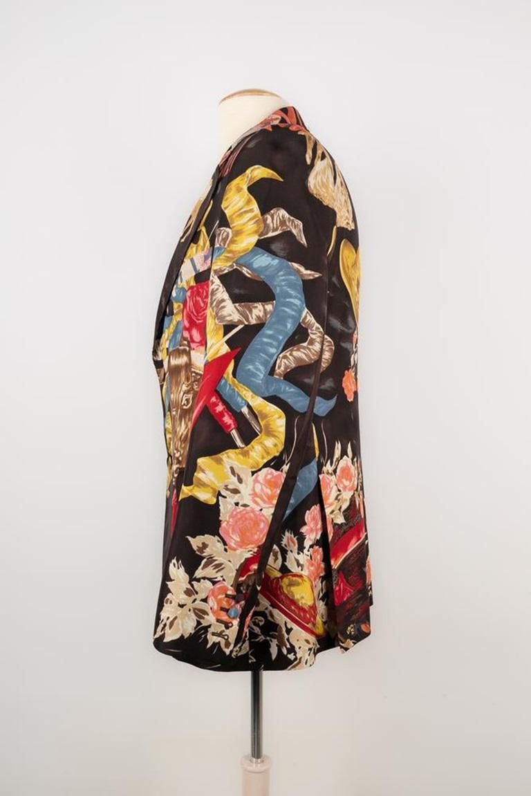 Christian Lacroix - (Made in France) Printed silk men jacket. No size label, it fits a 44FR.

Additional information:
Condition: Very good condition
Dimensions: Shoulder width: 44 cm - Sleeve length: 69 cm - Length: 80 cm

Seller Reference: HFV2