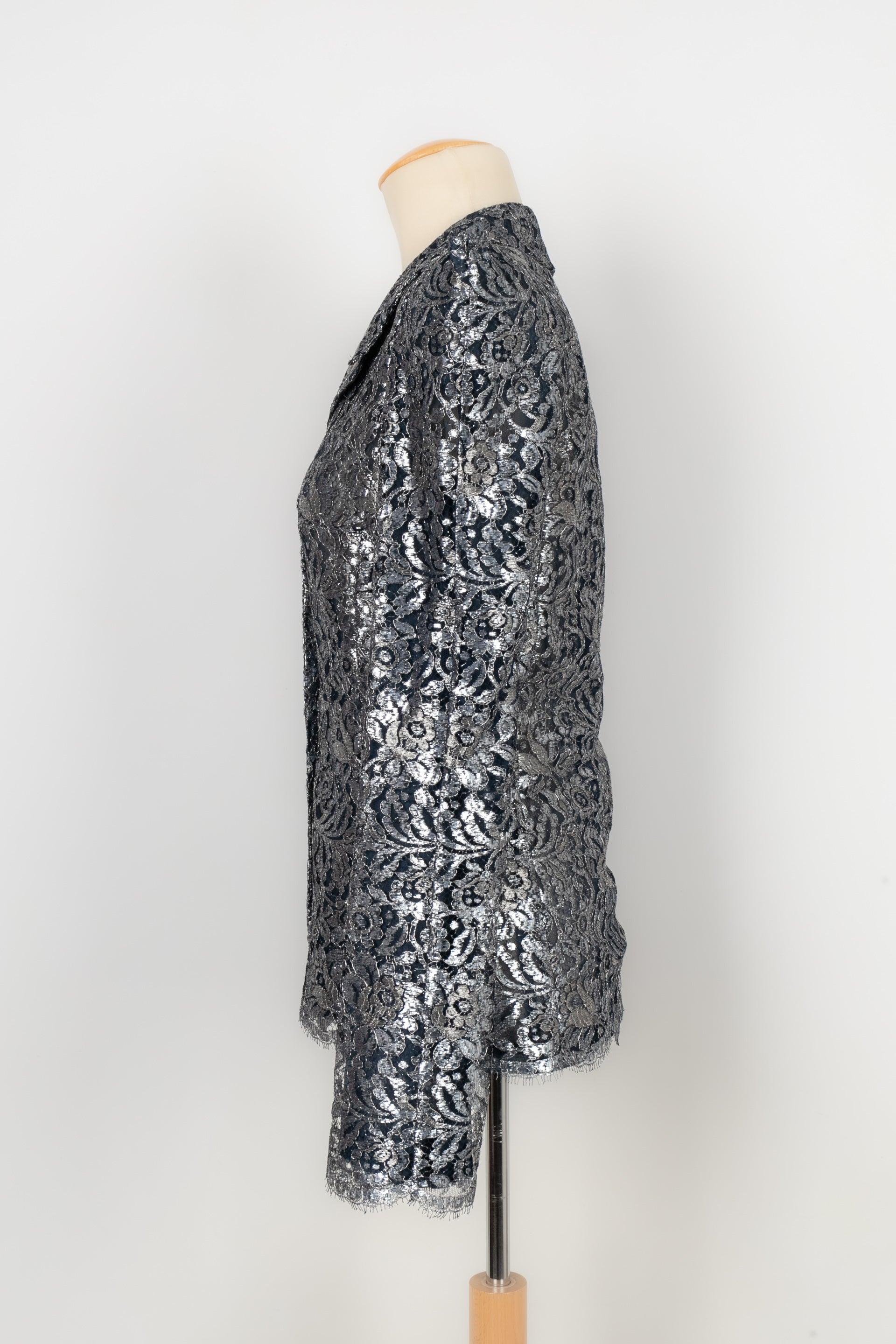 Christian Lacroix - (Made in France) Silver and blue lace jacket. Taffeta lining. Size 38FR.

Additional information:
Condition: Very good condition
Dimensions: Shoulder width: 43 cm - Sleeve length: 60 cm - Length: 62 cm

Seller Reference: FV2