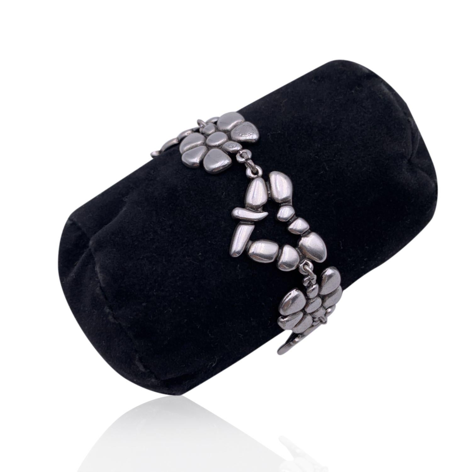 Beautiful bracelet by Christian Lacroix, from the 'Love Story' line. Made in silver-tone metal. Total length: 8 inches - 20.3 cm. Width: 3.4 cm. 'Christian Lacroix' tab at the end of the bracelet

Condition

A+ - MINT

Christian Lacroix box