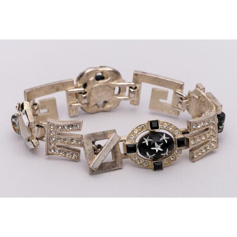 Christian Lacroix - Articulated bracelet made of silvery metal paved with rhinestones and cabochons.

Additional information:
Condition: Good condition
Dimensions: Length: 18 cm (7.09 in) - Width: 2 cm (0.79 in)

Seller Reference: BRA70