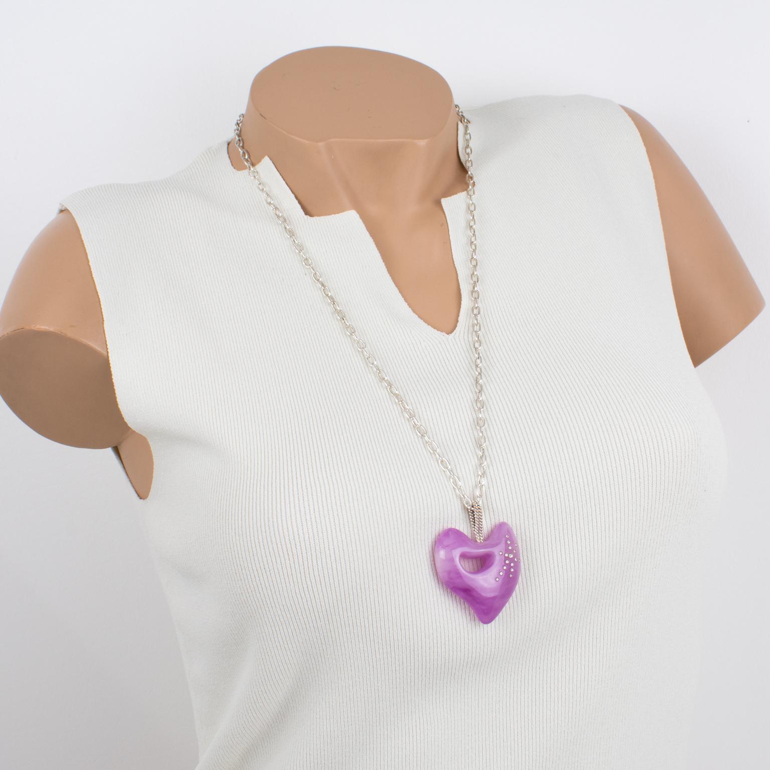 Christian Lacroix Collana in metallo argentato con ciondolo a forma di cuore in resina color lavanda In condizioni buone in vendita a Atlanta, GA
