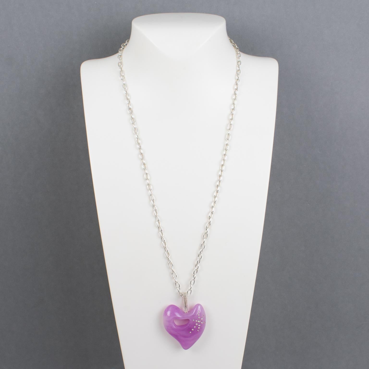 Moderno Christian Lacroix Collana in metallo argentato con ciondolo a forma di cuore in resina color lavanda in vendita