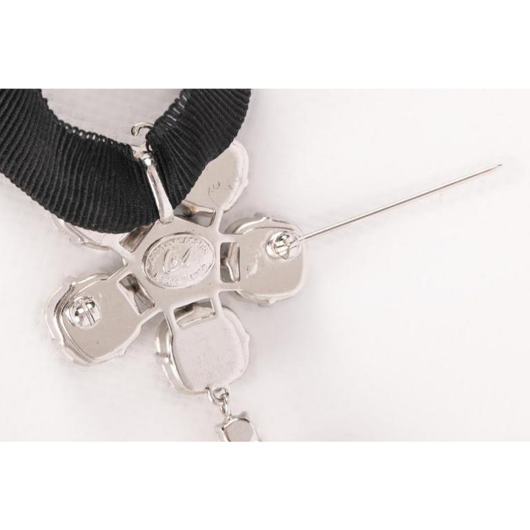 Christian Lacroix Silberne Metall-Brosche mit Anhänger im Angebot 7