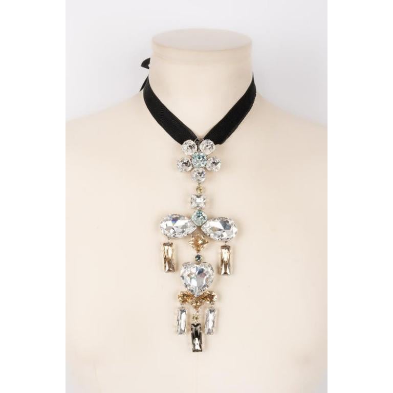 Christian Lacroix - (Made in France) Silberne, mit Strasssteinen besetzte Metallbrosche mit Anhänger.

Zusätzliche Informationen:
Zustand: Sehr guter Zustand
Abmessungen: Höhe: 17 cm

Referenz des Sellers: BR87